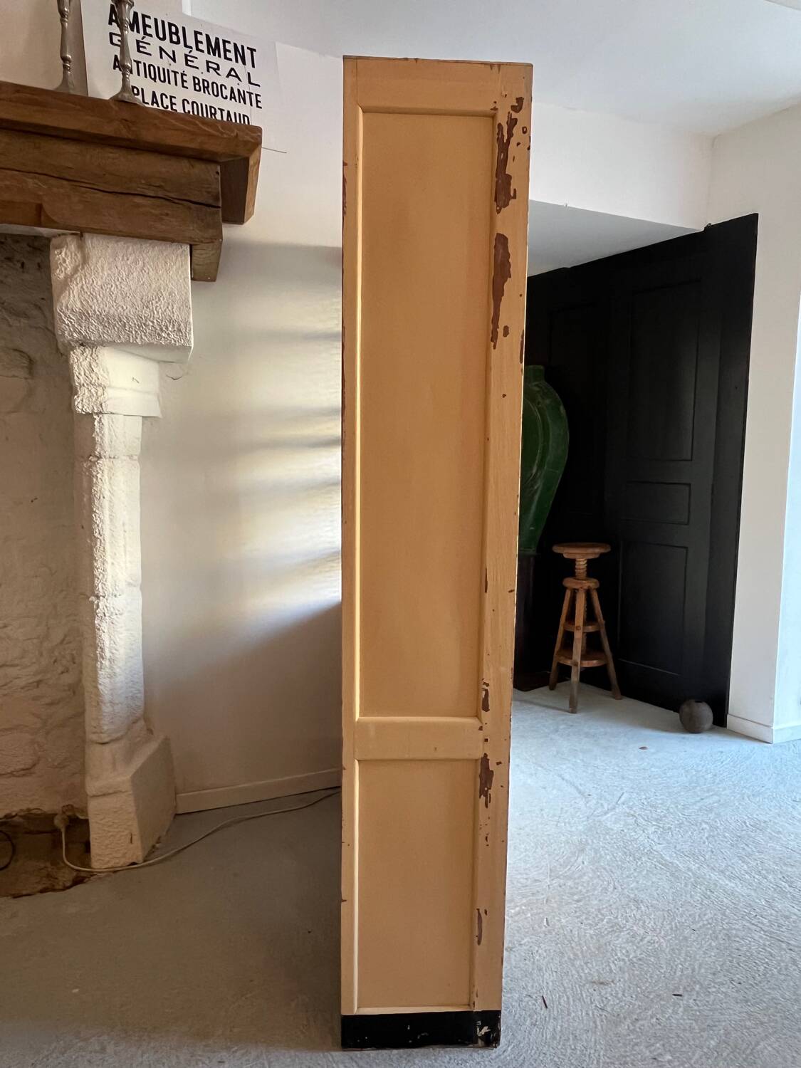 Display cabinet for shop