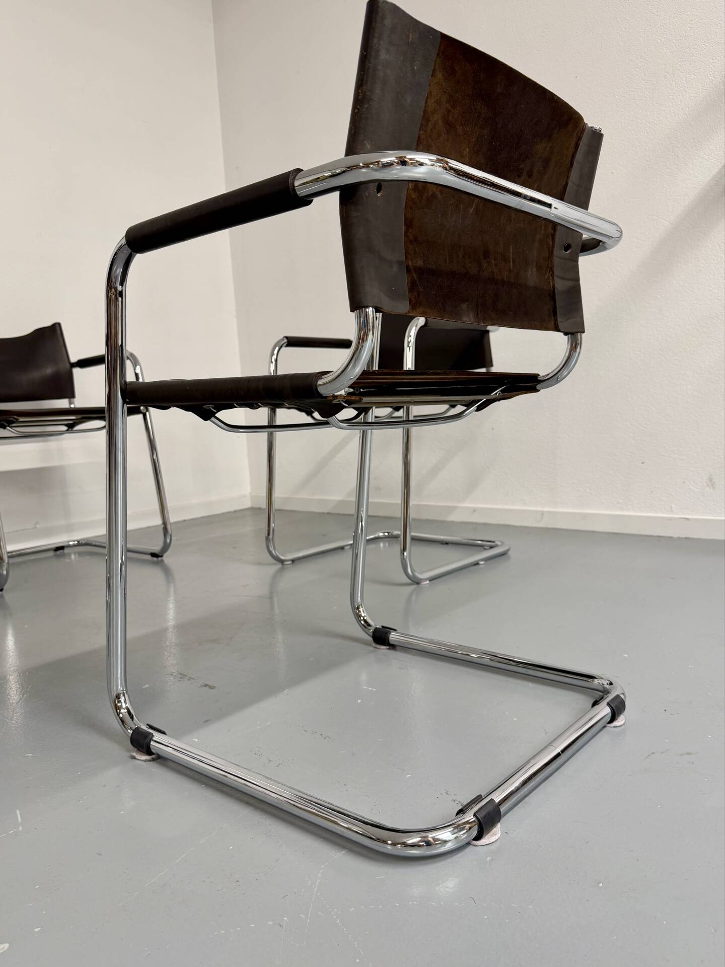 Lot of 5 tubular metal leather chairs, Bauhaus design, vintage 1970s.