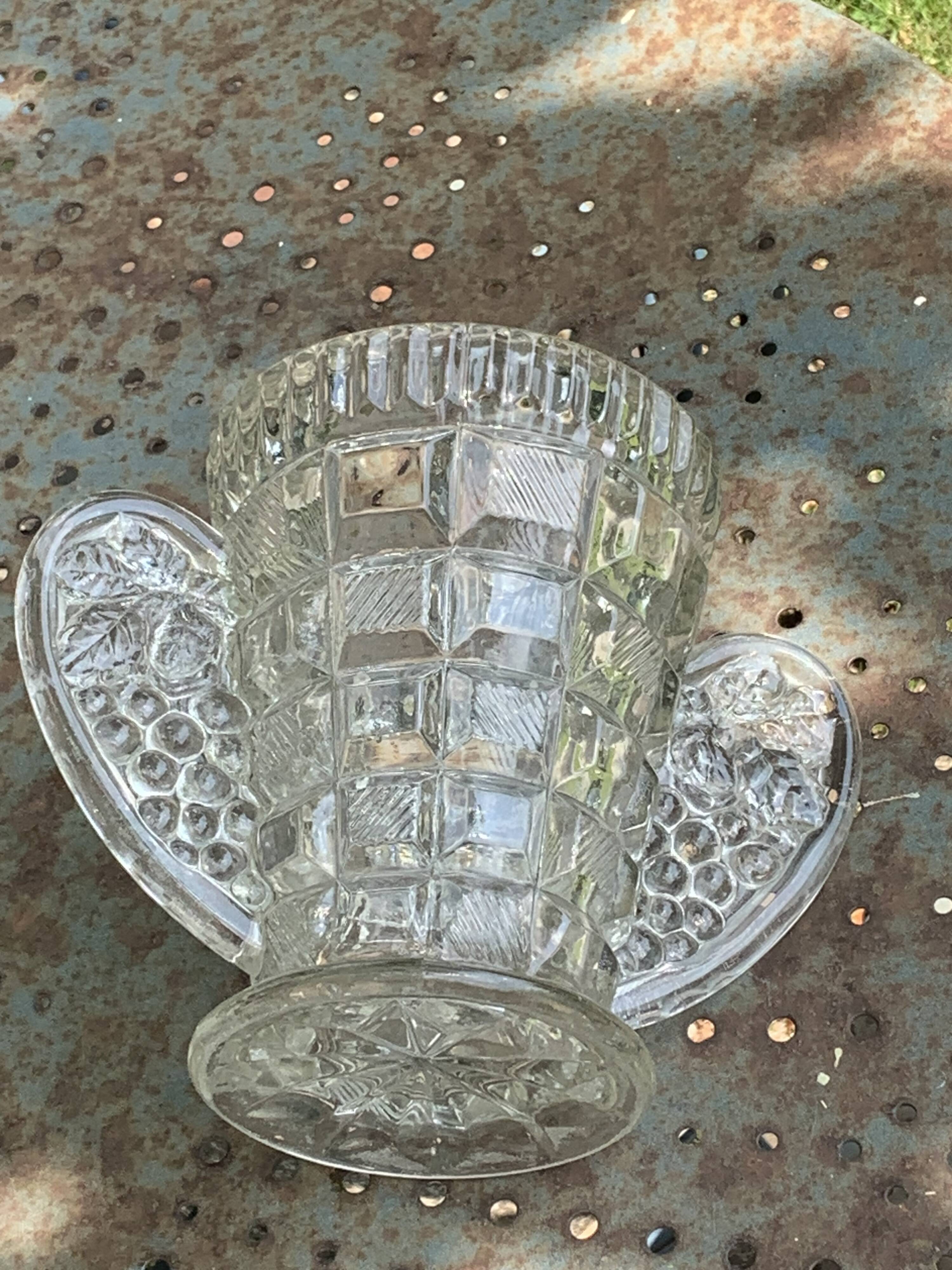 Angel wings vase, in transparent glass with art deco relief pattern