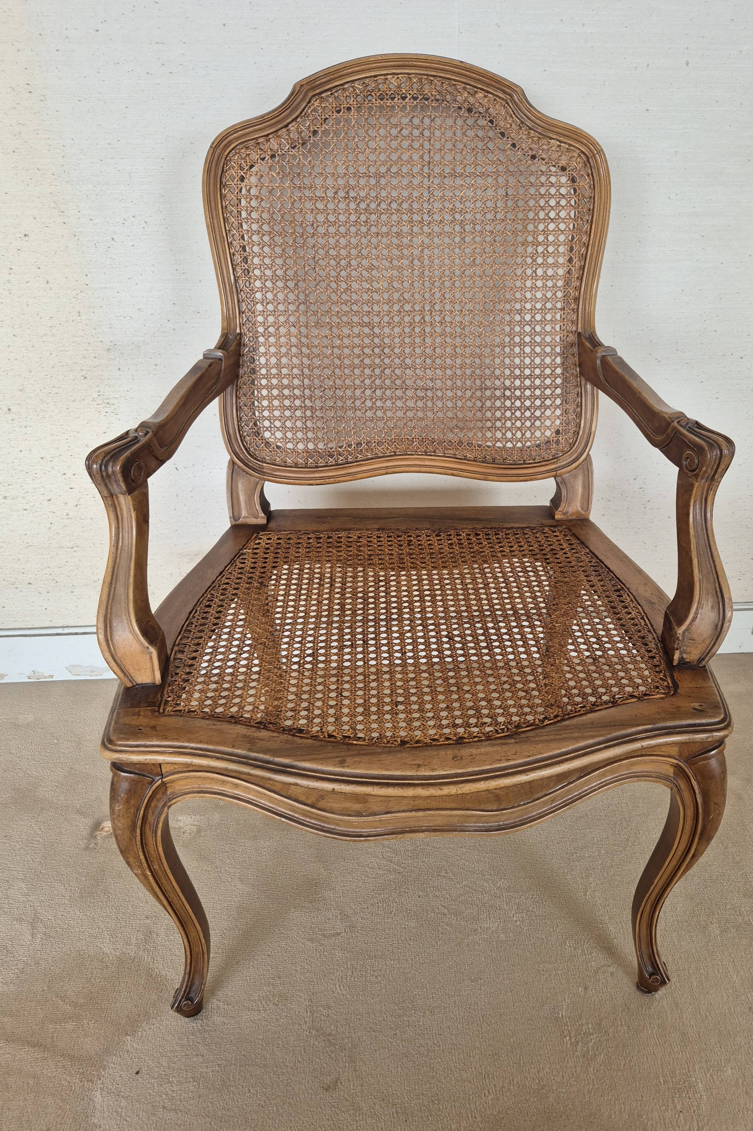 Fauteuil style Régence en bois et cannage