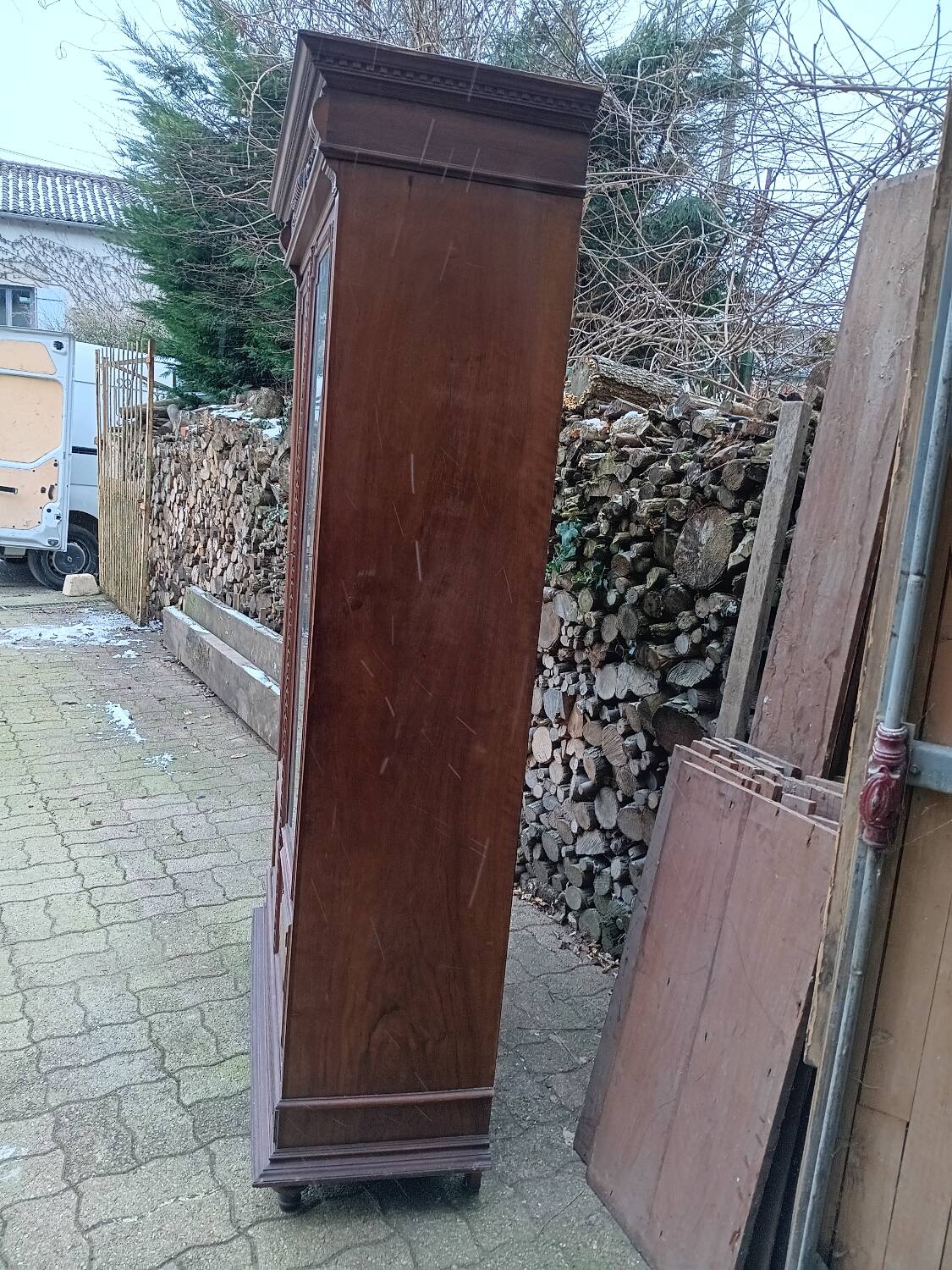 Glass display cabinet/bookshelf