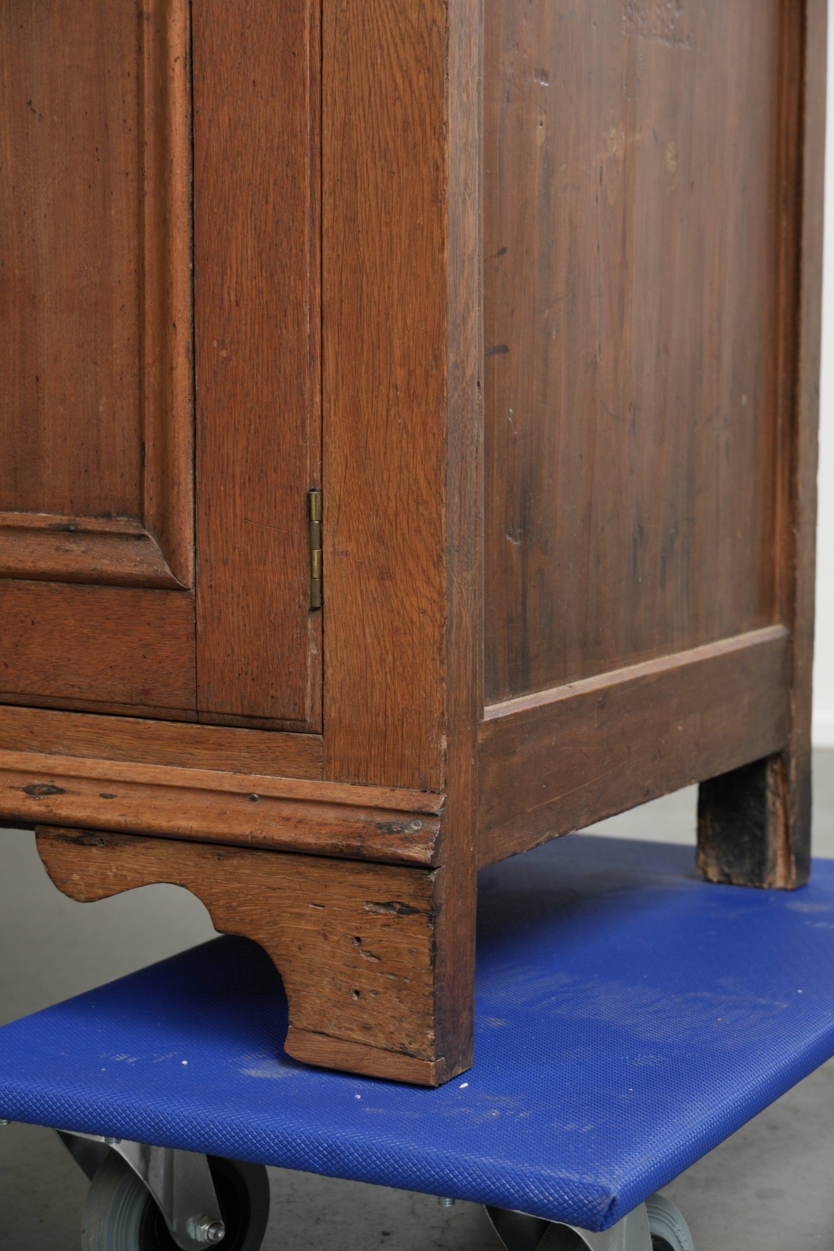 Antique English oak buffet/bookcase from 19th century with original glass
