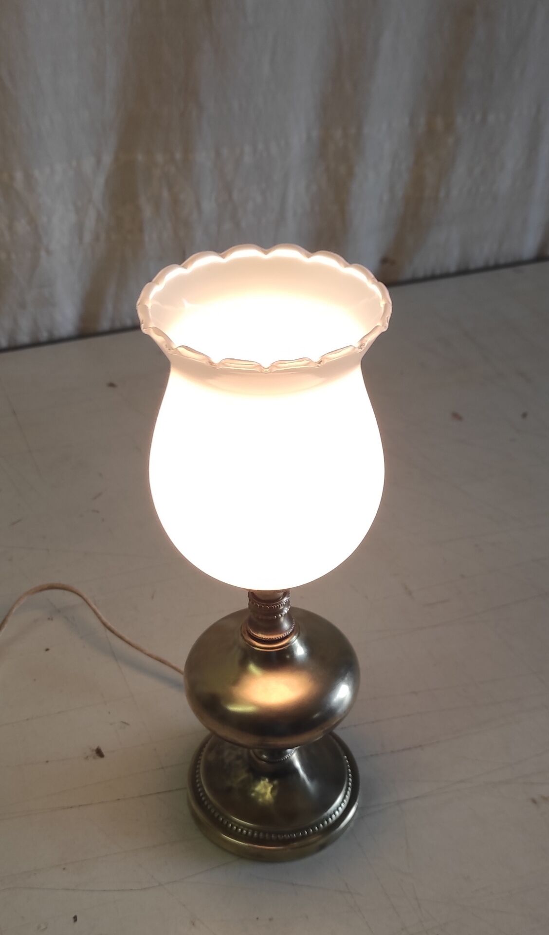 Table lamp in gilded brass and opaline globe - mid 20th century.