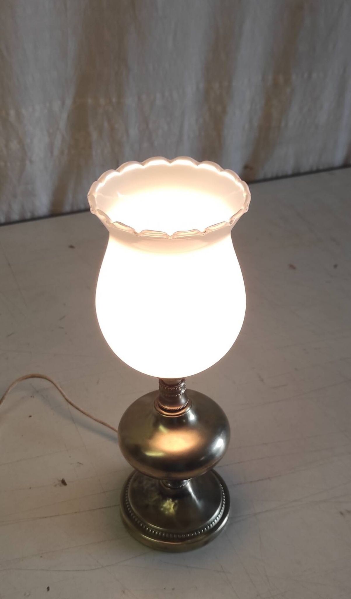 Lampe à poser en laiton doré et globe opaline - mid. XXeme