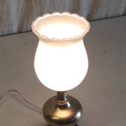 Lampe à poser en laiton doré et globe opaline - mid. XXeme