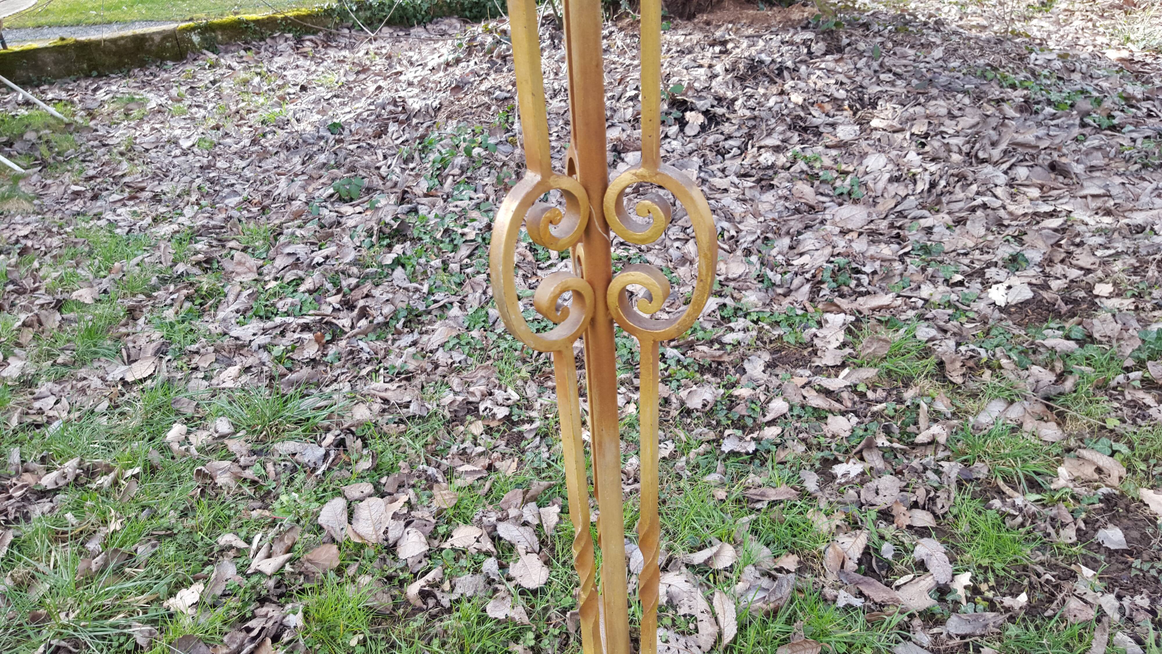 Art de wrought iron lamppost