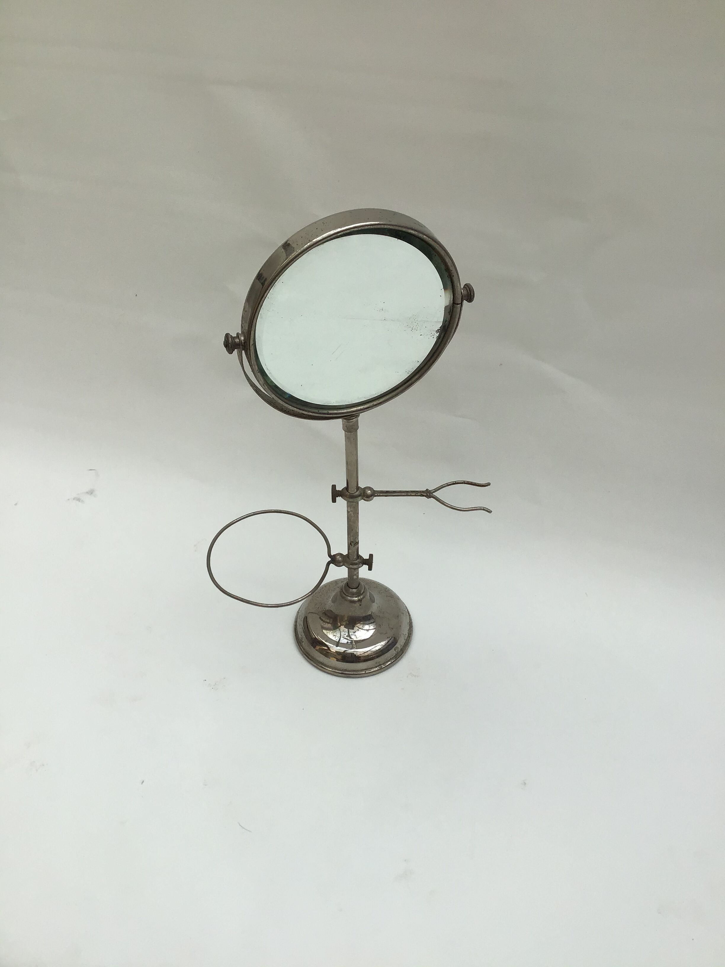 Barber's mirror on foot