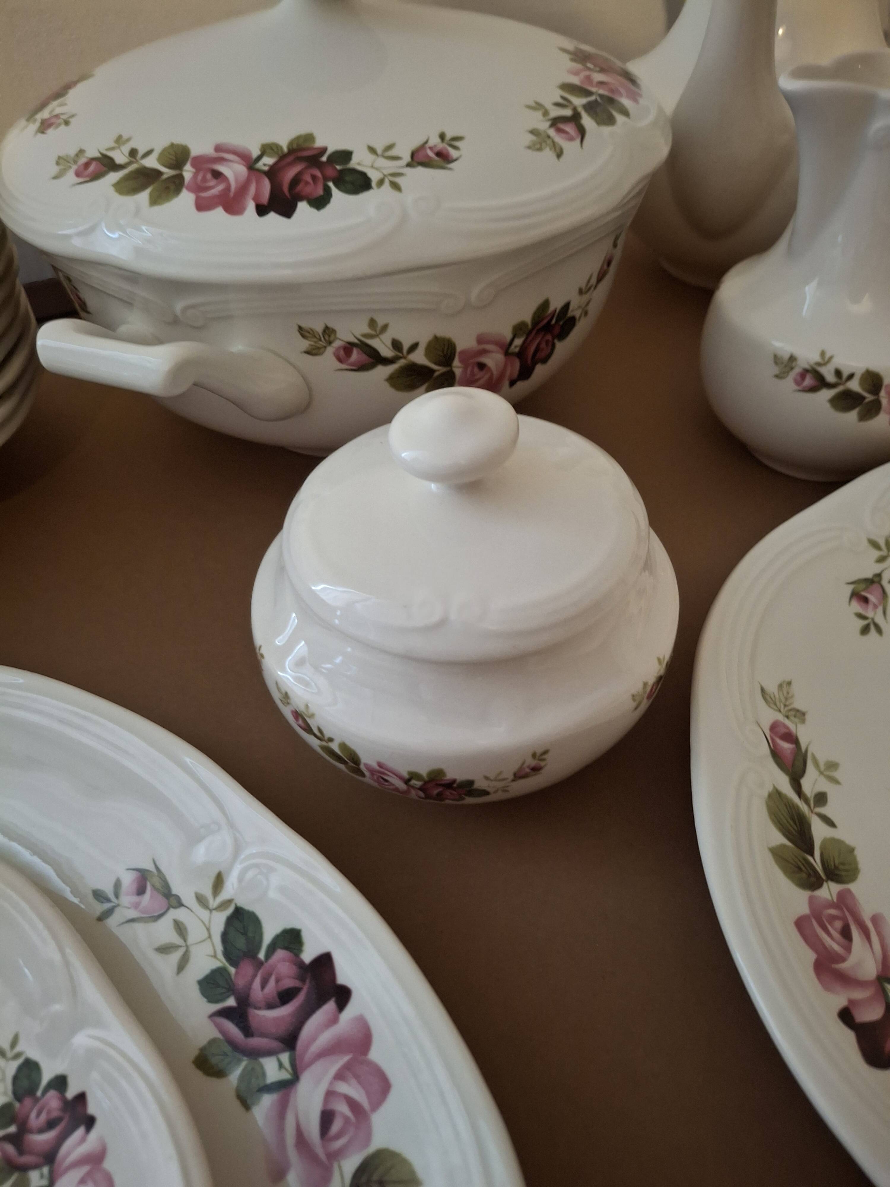Vintage tableware service in Gien earthenware, "Champs" model with roses – An