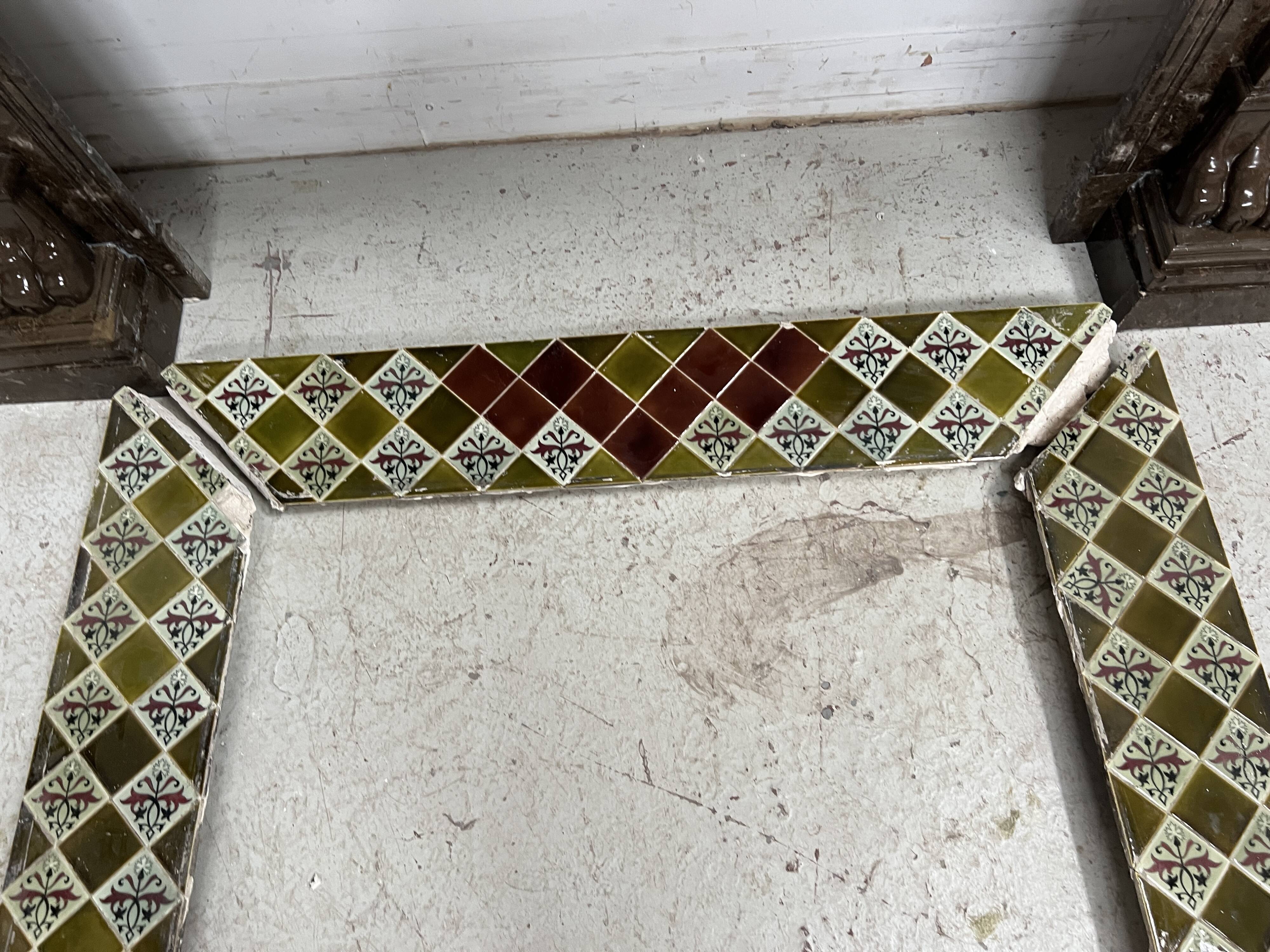 Napoleon III fireplace with claw feet in speckled marble, 19th century.