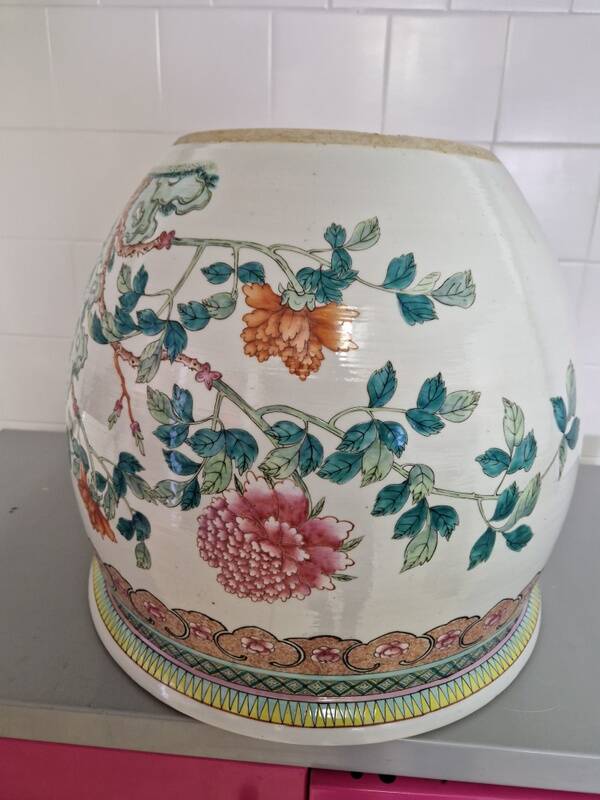 China - Circular fishbowl in Famille Rose enamel