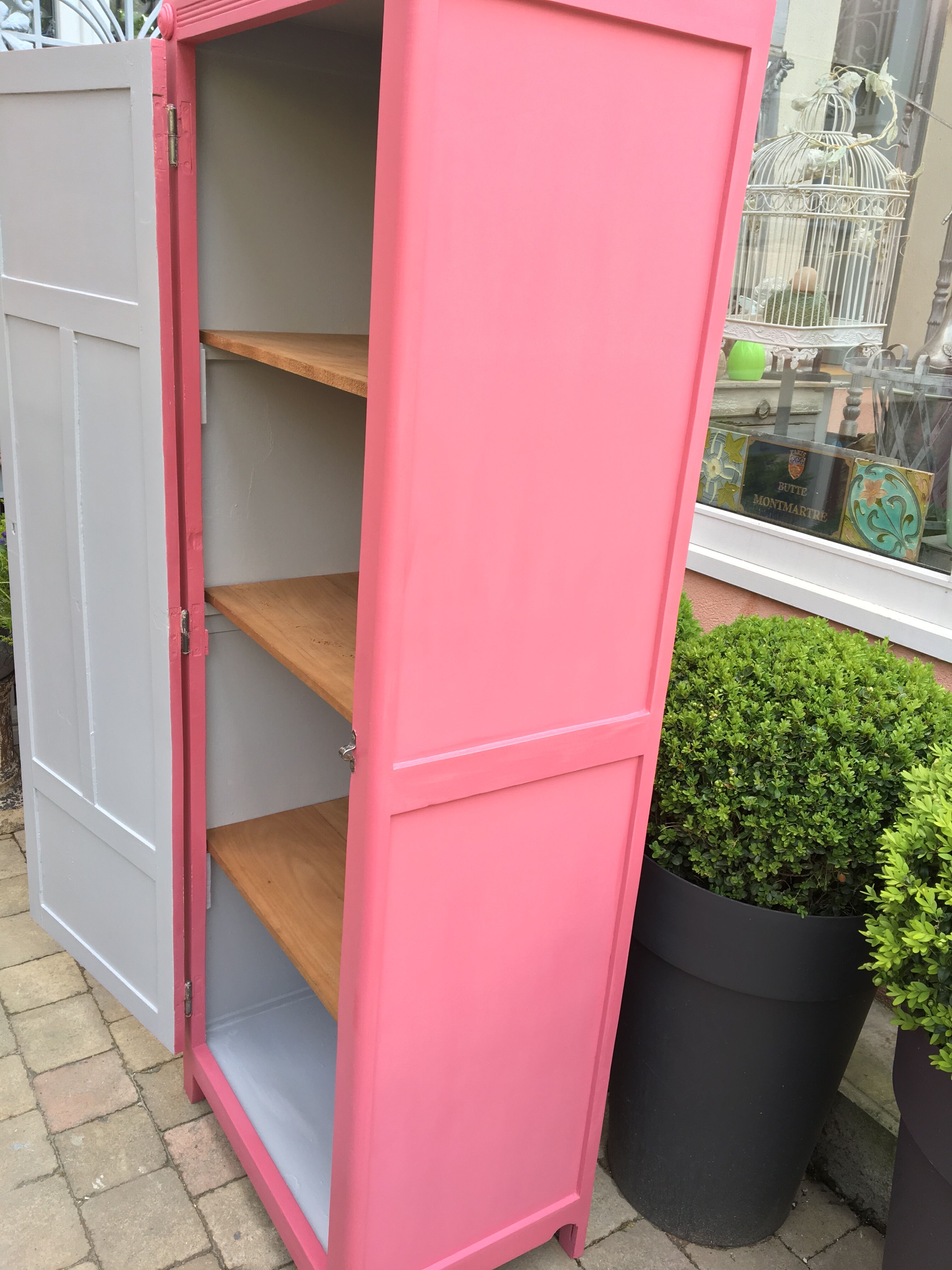 Parisian wardrobe bonnetière