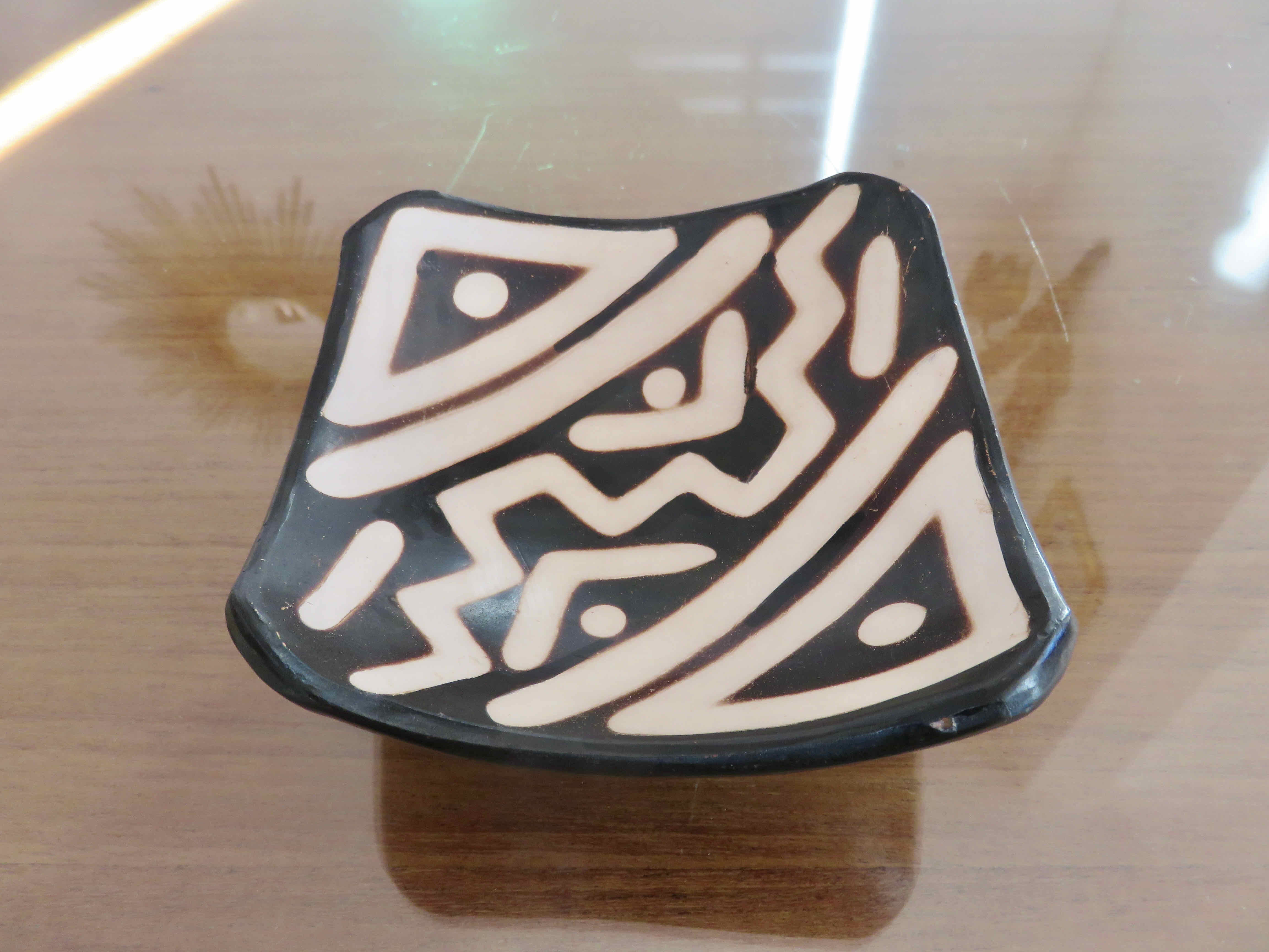 Ethnic tidy, tripod, terracotta 60s