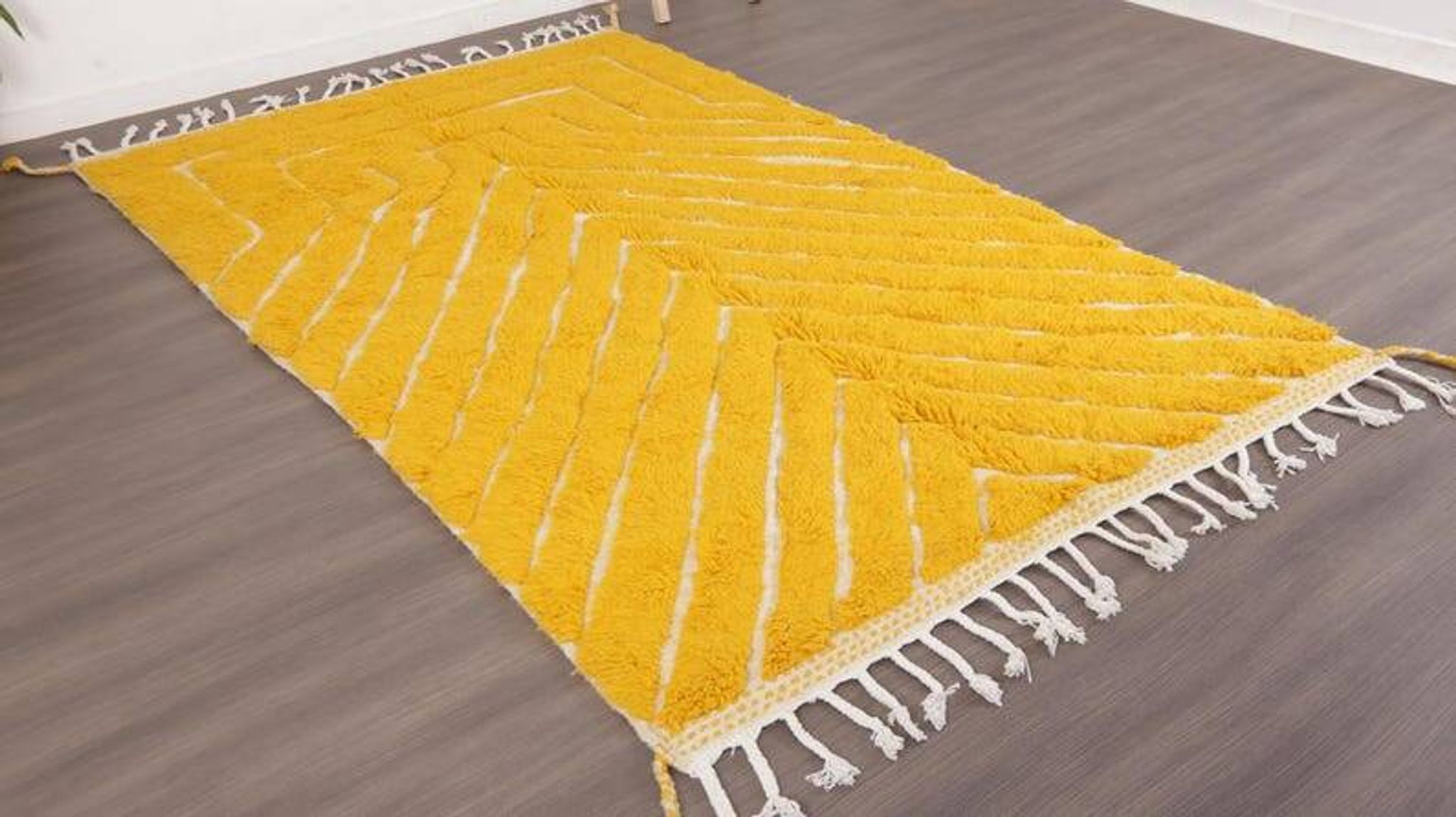 Ecru Moroccan rug with geometric patterns 250cm x 150cm