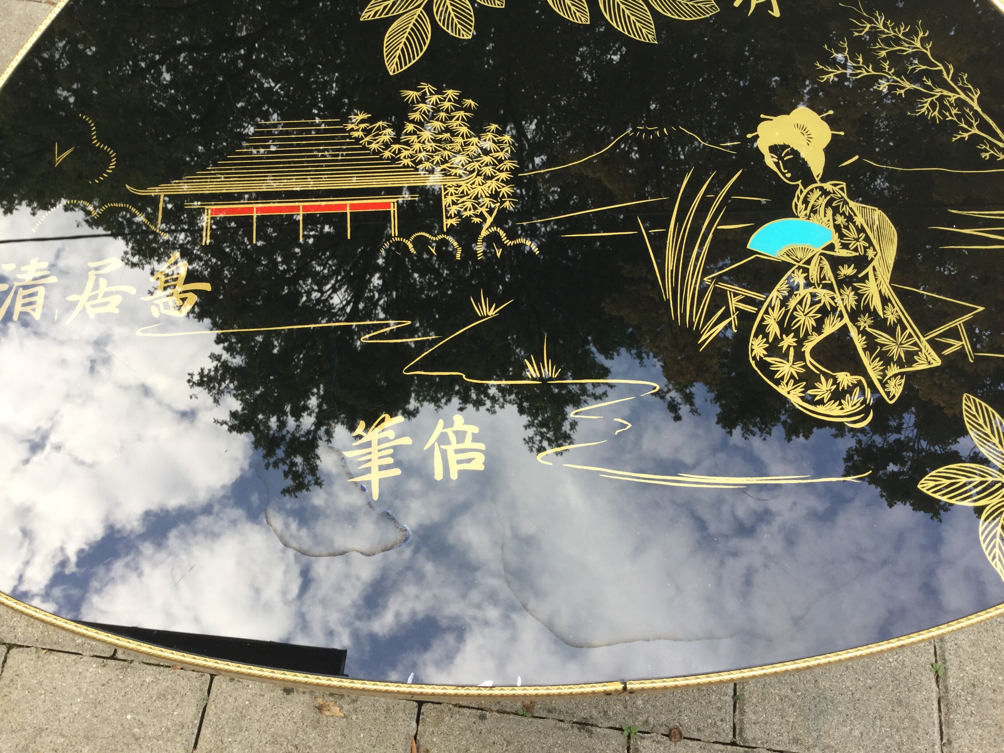 Tripod table presentation