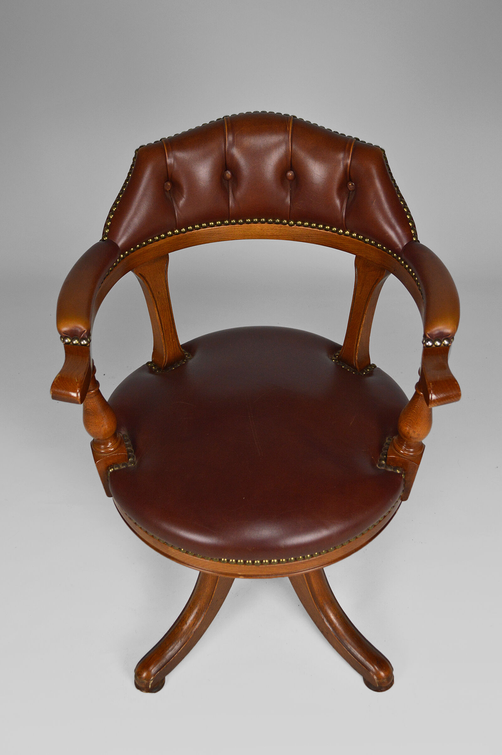 Swivel Chesterfield armchair in wood and leather
