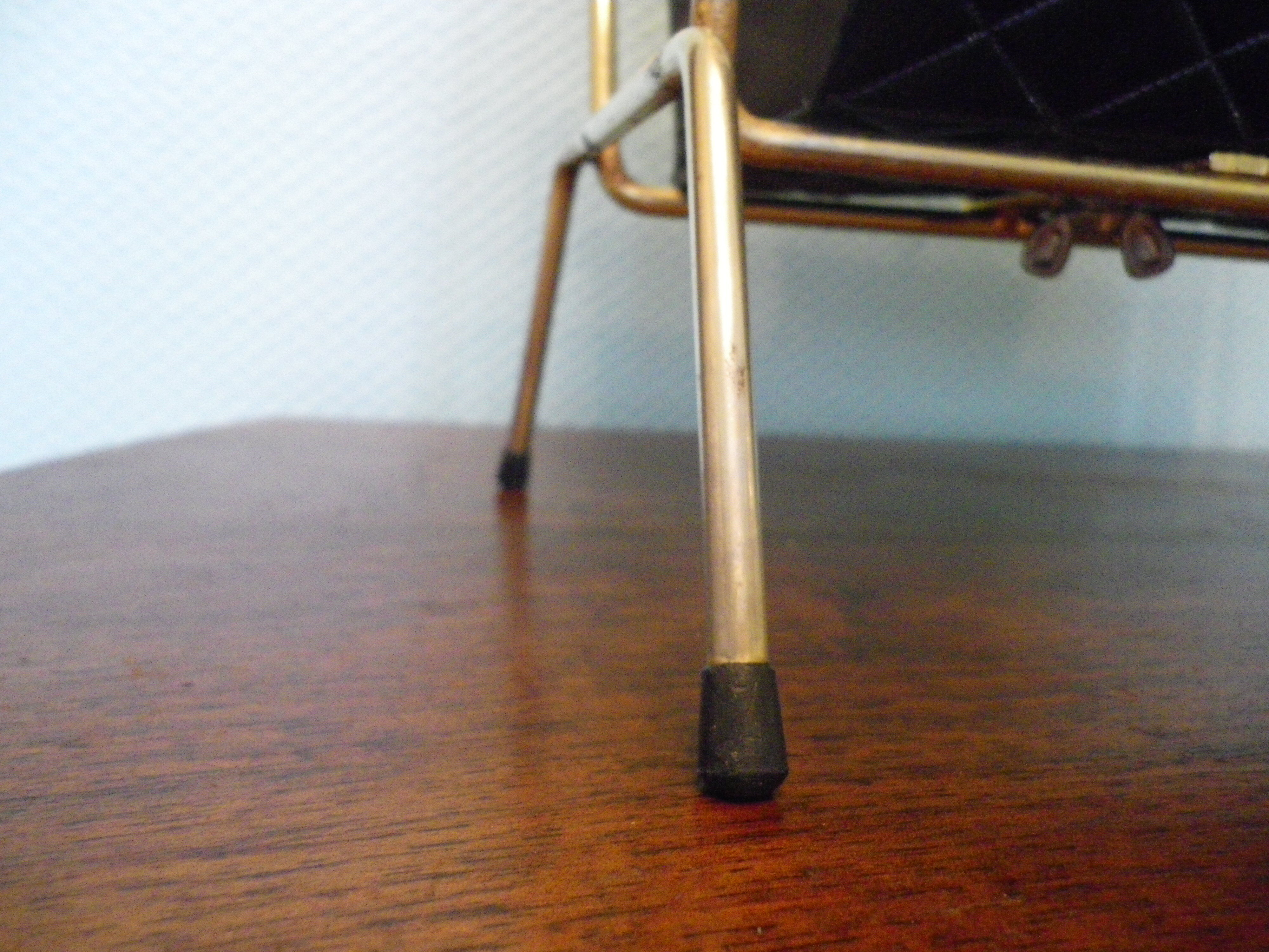 Free-standing ashtray with magazine holder