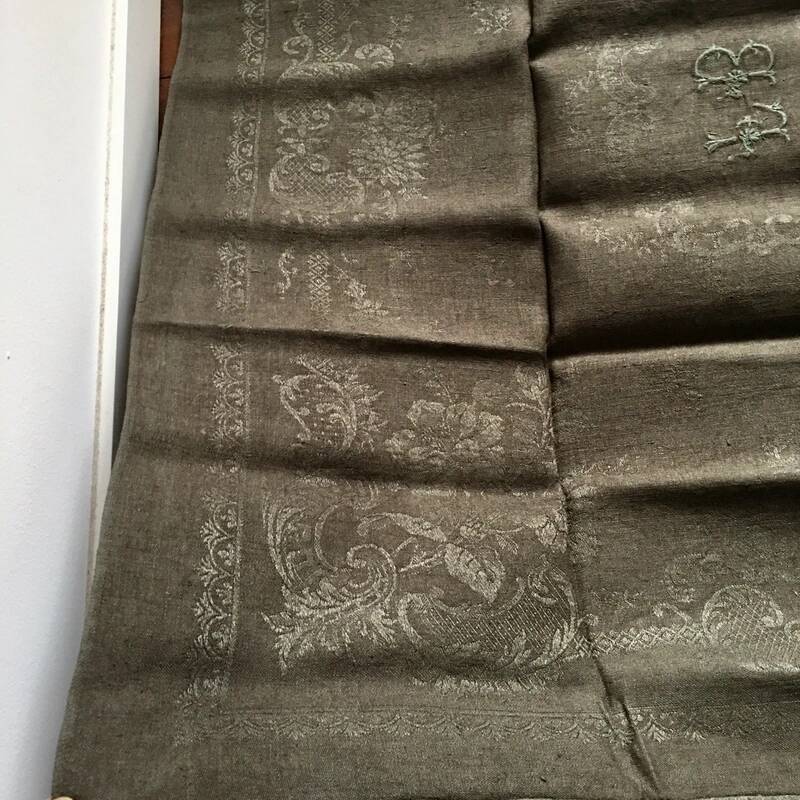Serviette de table ancienne kaki brodée FB