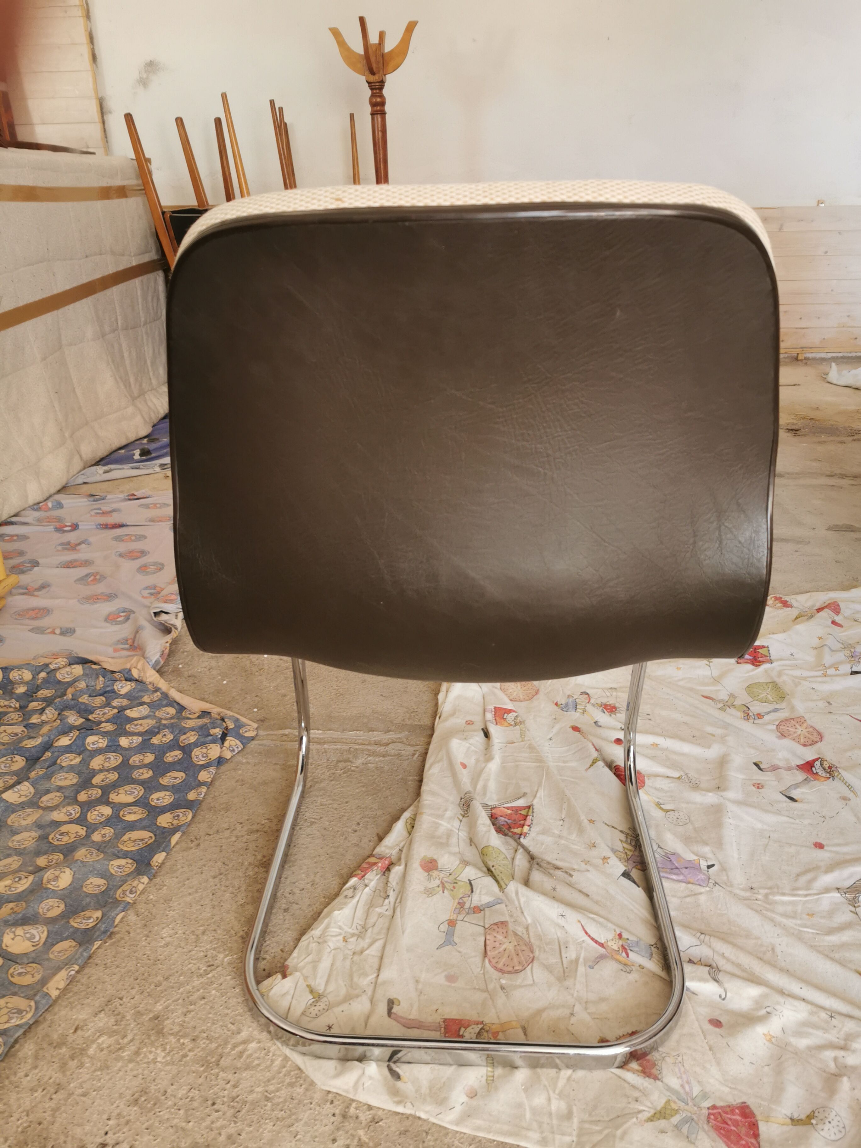Ensemble de 6 chaises plus 1 fauteuil strafor année 70