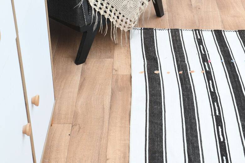 Tapis plat à rayures blanches et noires 152 x 243 cm