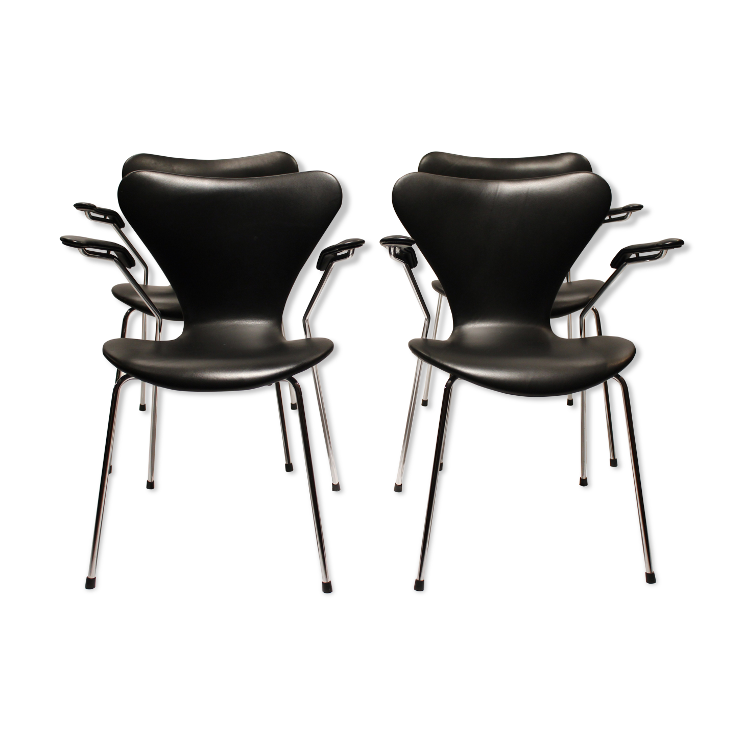 Quatre fauteuils modèle 3207, par Arne Jacobsen, 2006