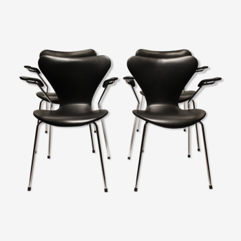 Quatre fauteuils modèle 3207, par Arne Jacobsen, 2006