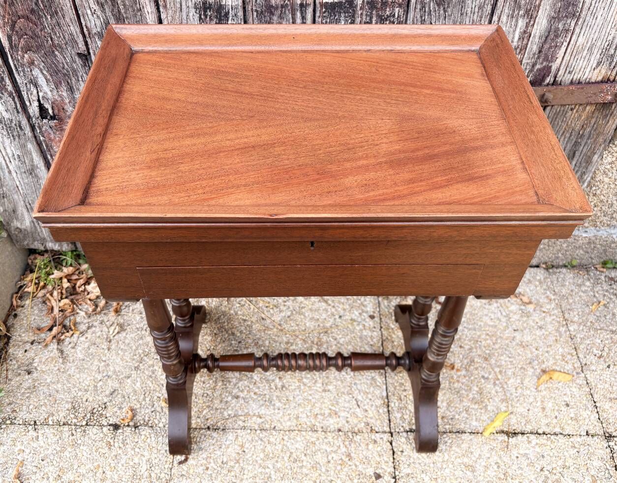 Traveling mahogany dressing table, working woman, Victorian charm - 19th century.