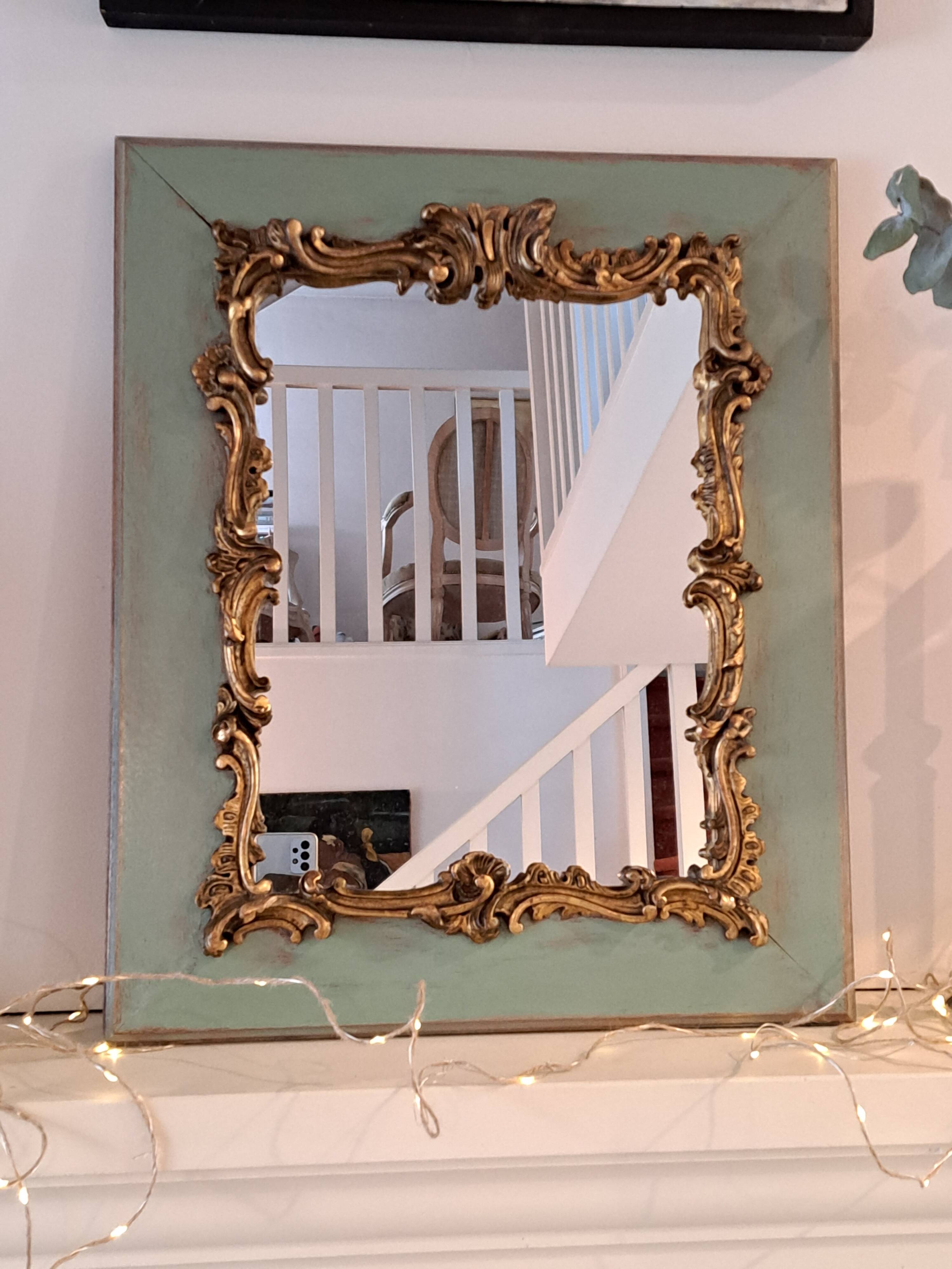 Antique Louis XV style mirror in wood and gilded stucco.
