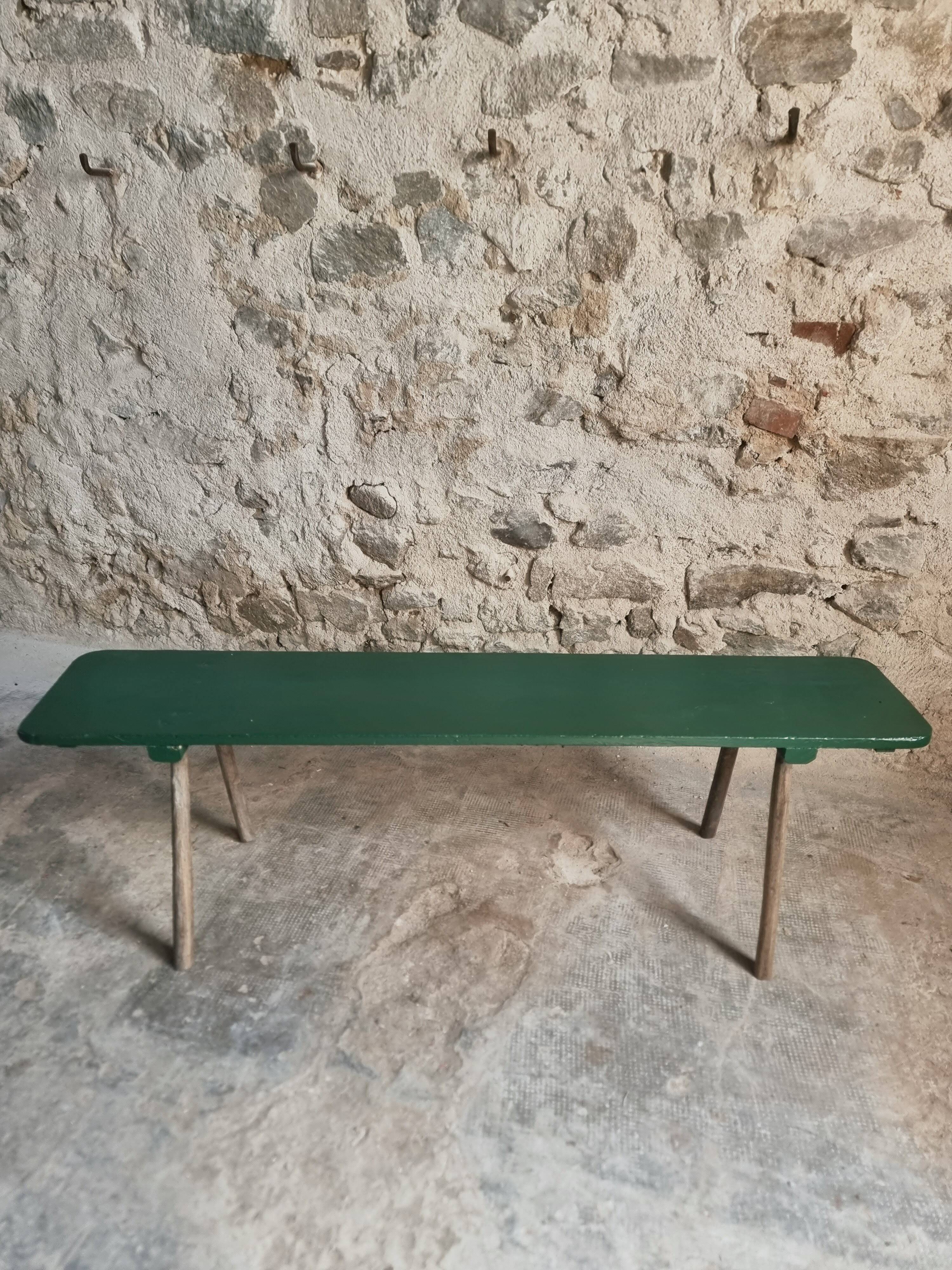 Banc ancien en pin avec pieds en châtaignier, finition peinte en vert, France vers 1900–1930
