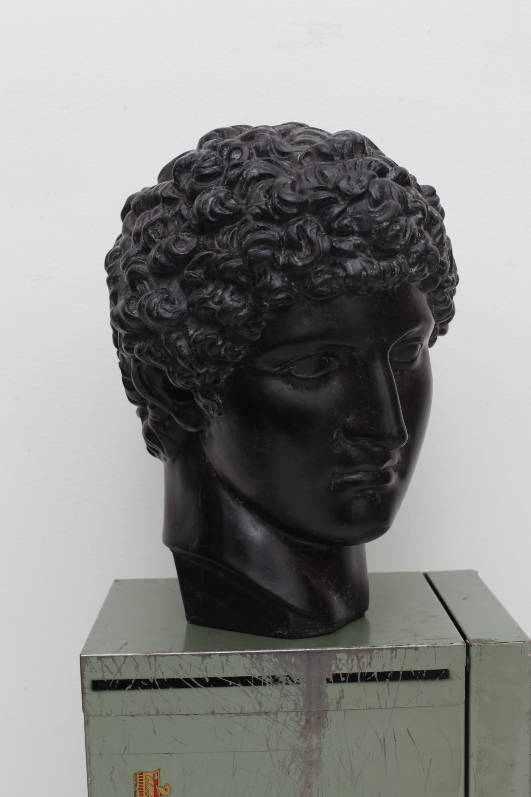 Tête grecque en plâtre noir ciré