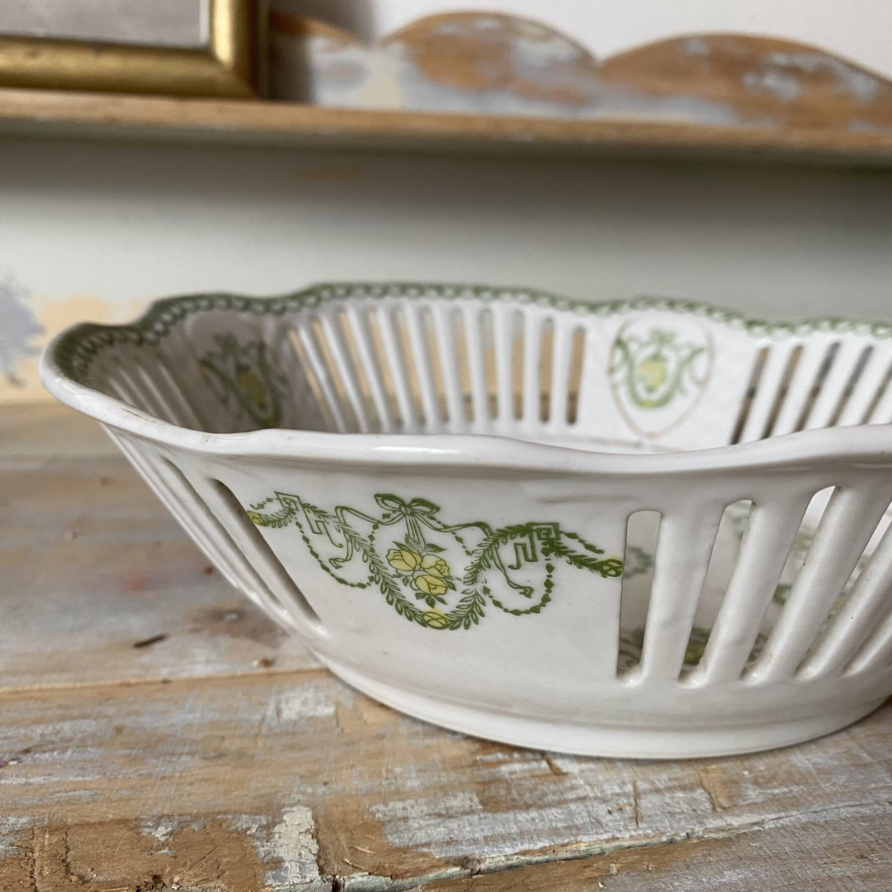 Coupe à fruits en porcelaine ajourée