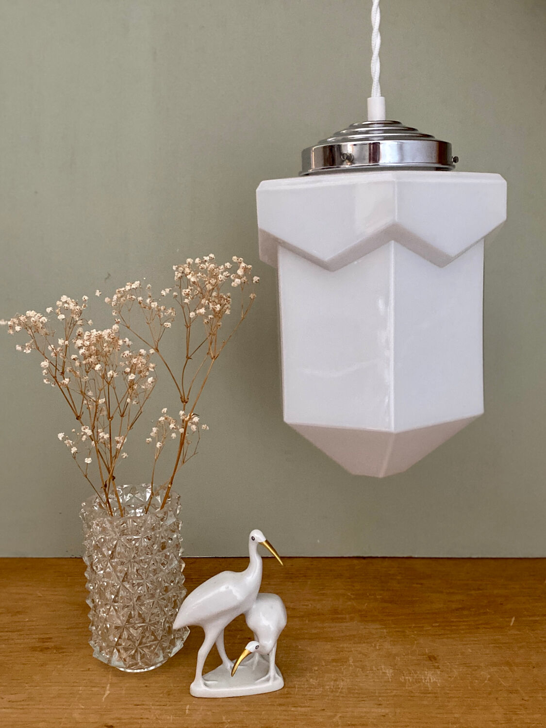 Suspension globe vintage art déco en opaline blanche