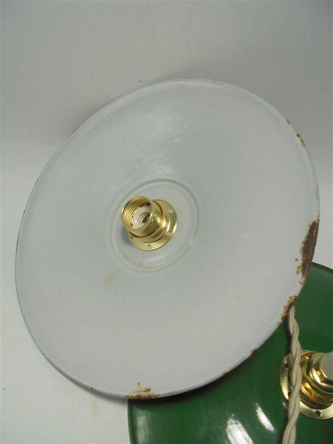 Trio of enamelled sheet metal suspensions