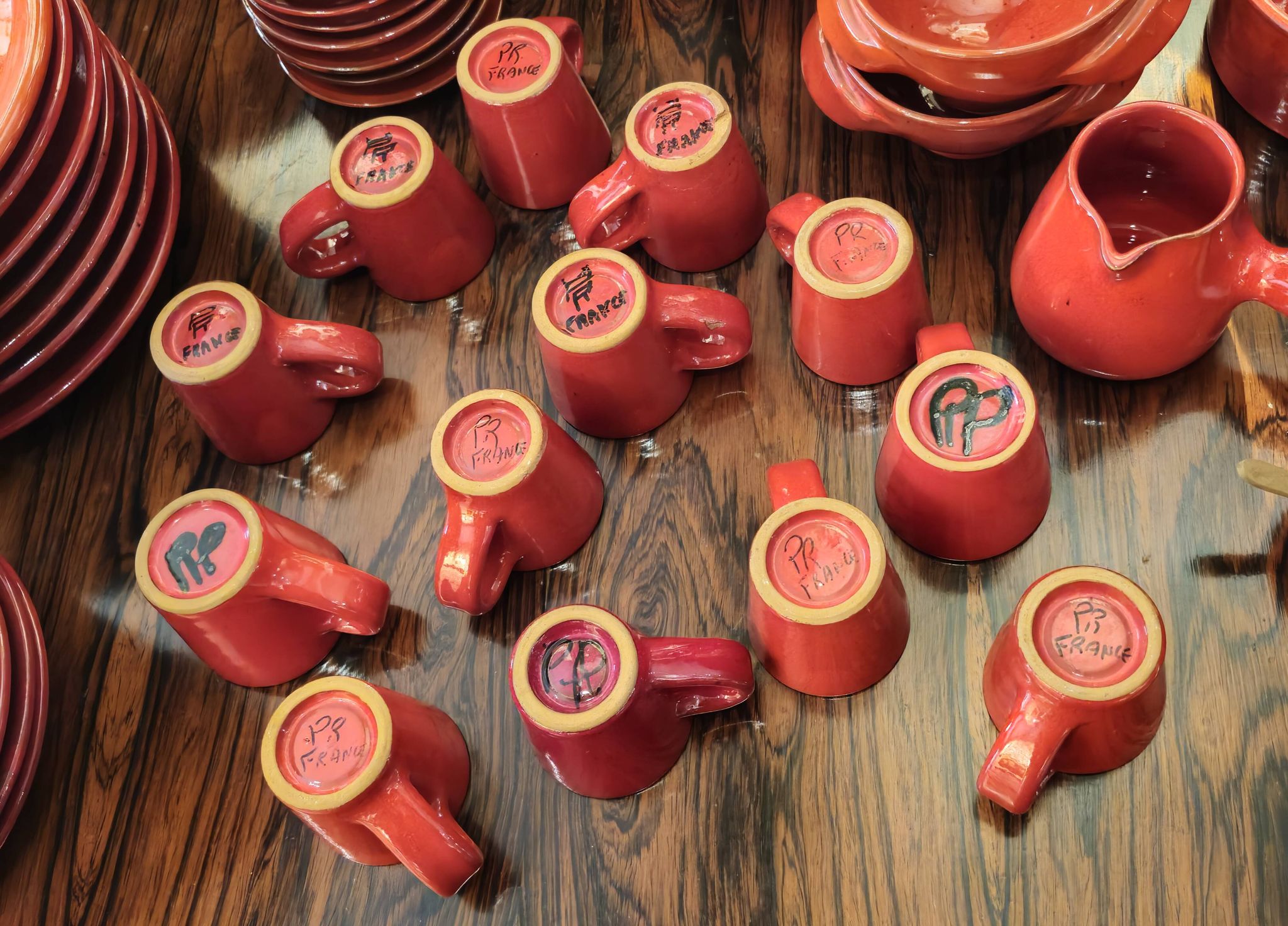 Exceptionnel service de table rouge signé Robert Picault vers 1955.