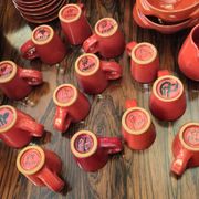 Exceptionnel service de table rouge signé Robert Picault vers 1955.