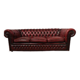 Three-seater burgundy burgundy leather chesterfield sofa