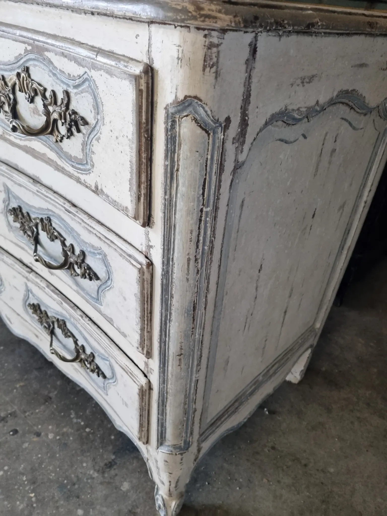 Chest of drawers