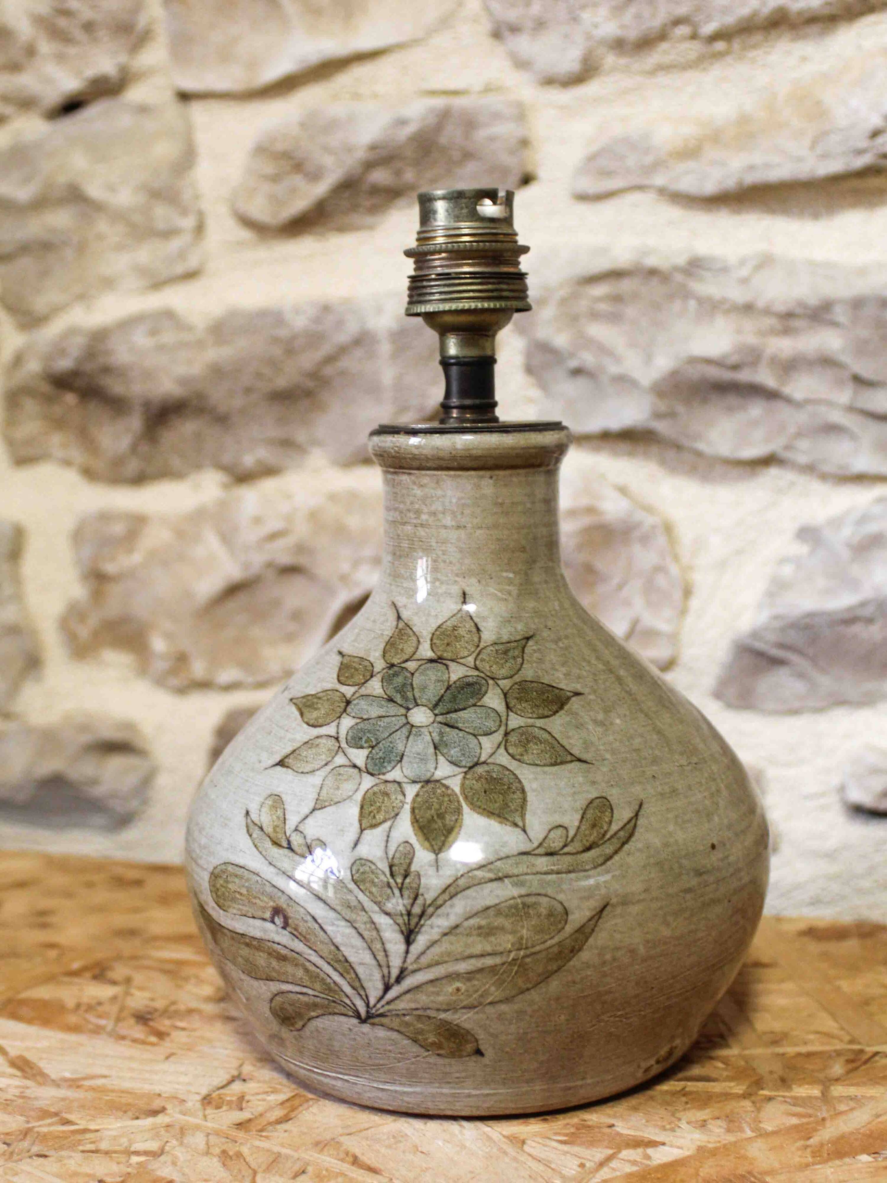 Ceramic lamp base with flower decoration