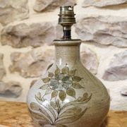 Pied de lampe en céramique à déco de fleurs