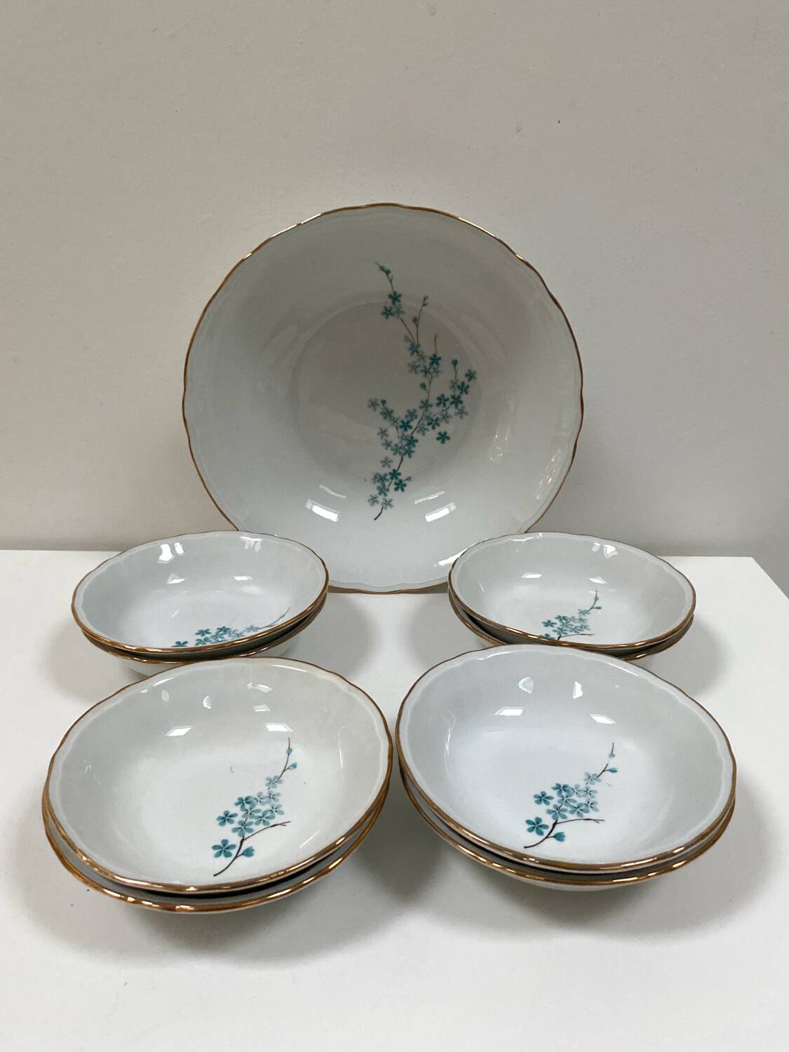Vintage porcelain service: salad bowl and 8 small bowls.