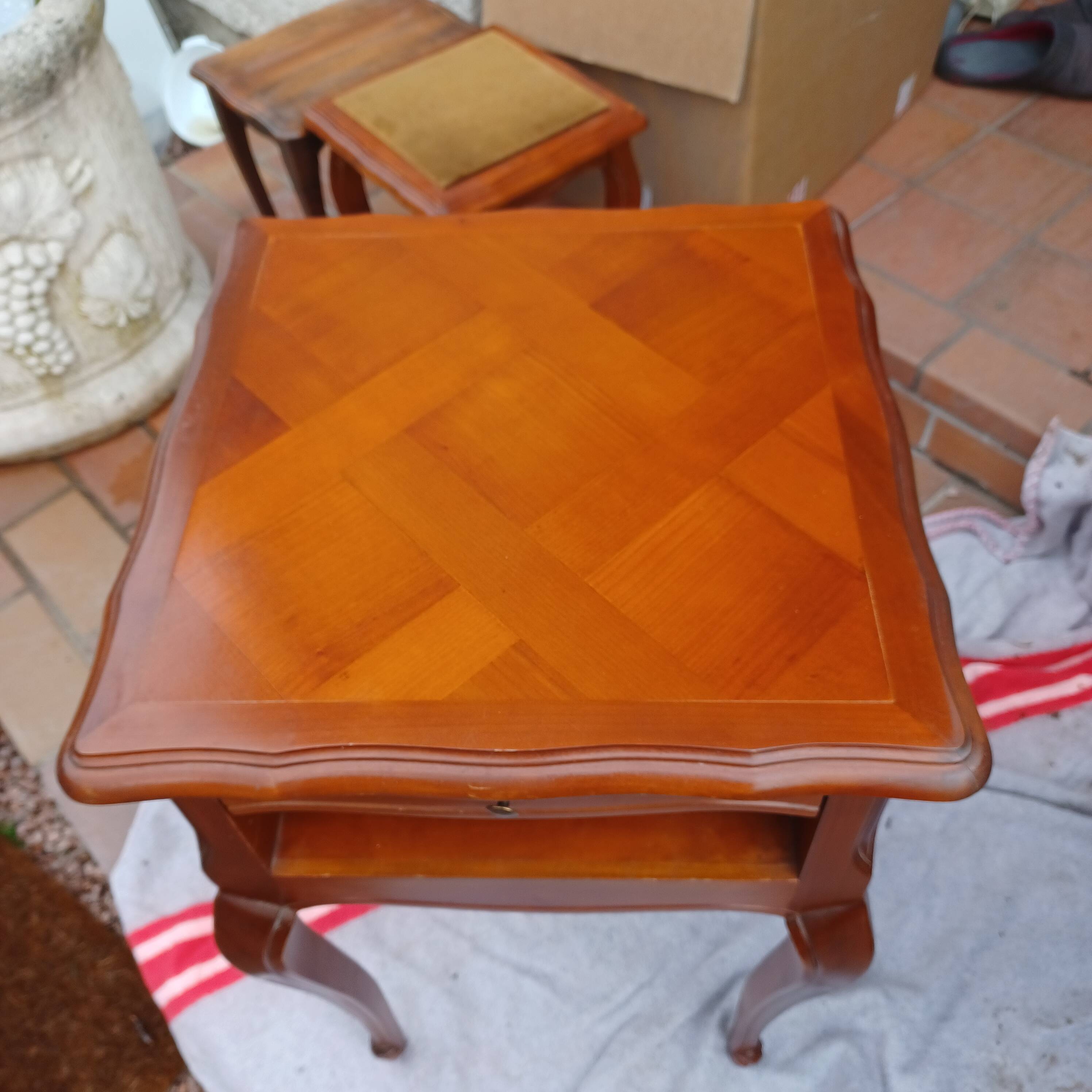 Meuble d'appoint pour téléphone avec son tabouret