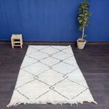 Berber carpet with black tangled diamonds