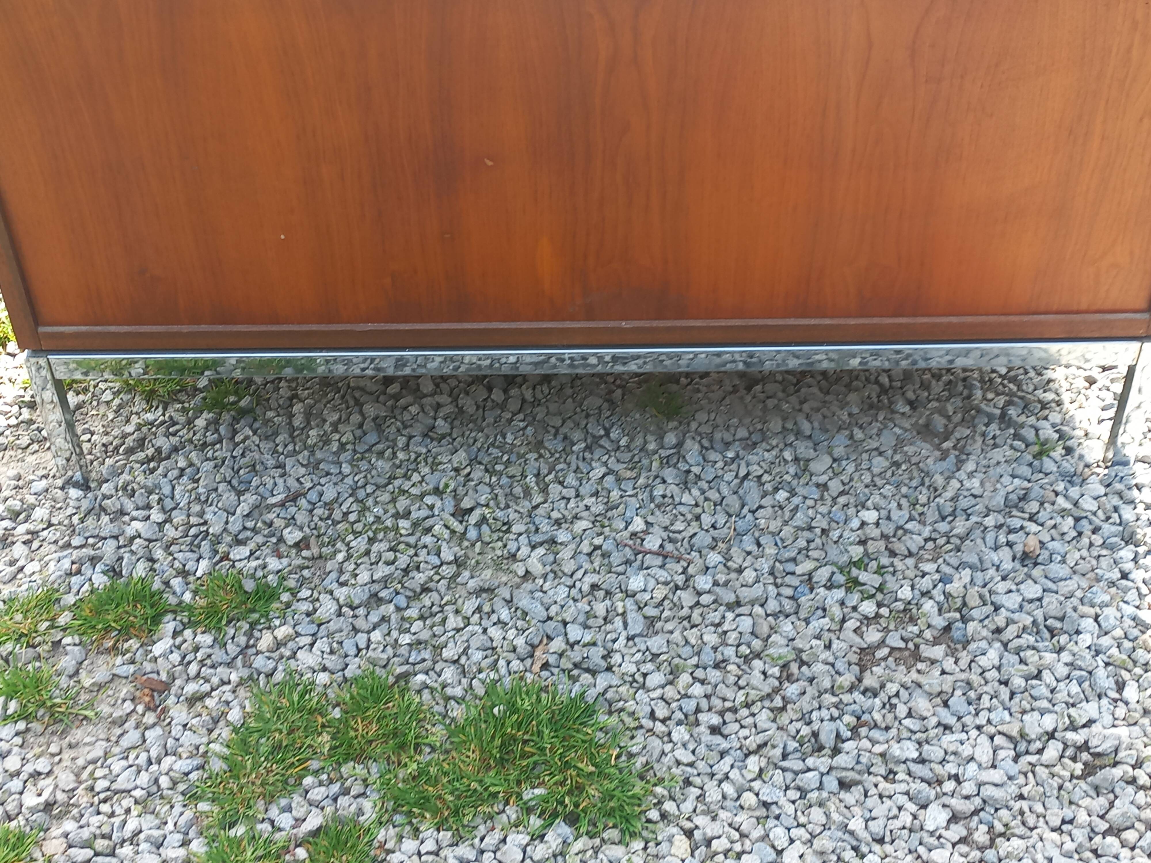 Florence Knoll buffet in wood and marble with chrome legs from the 1970s.