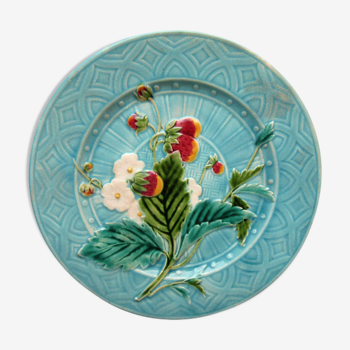 Sarreguemines dabbling plate: Strawberry flowers and fruit