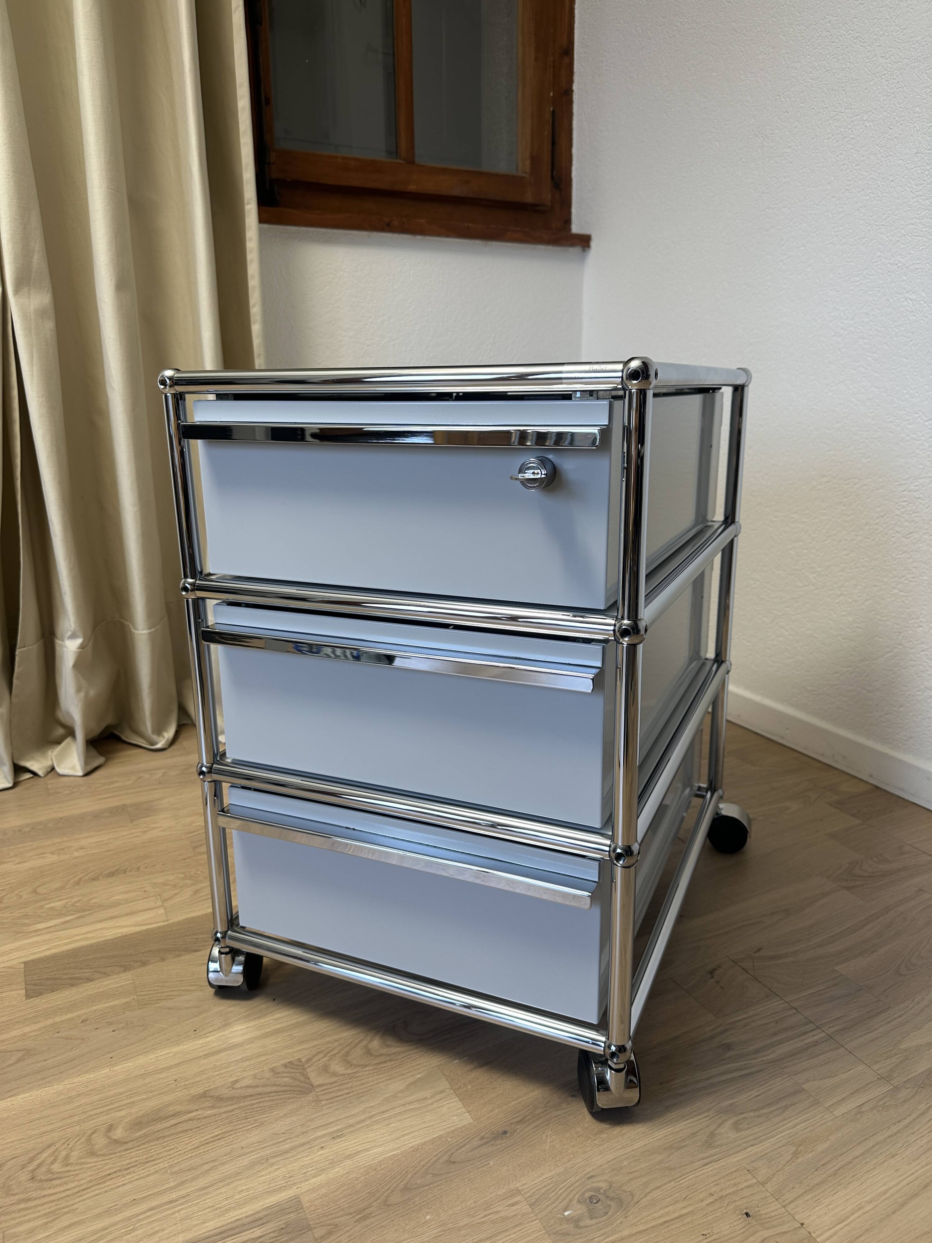 USM Haller light grey wheeled caisson