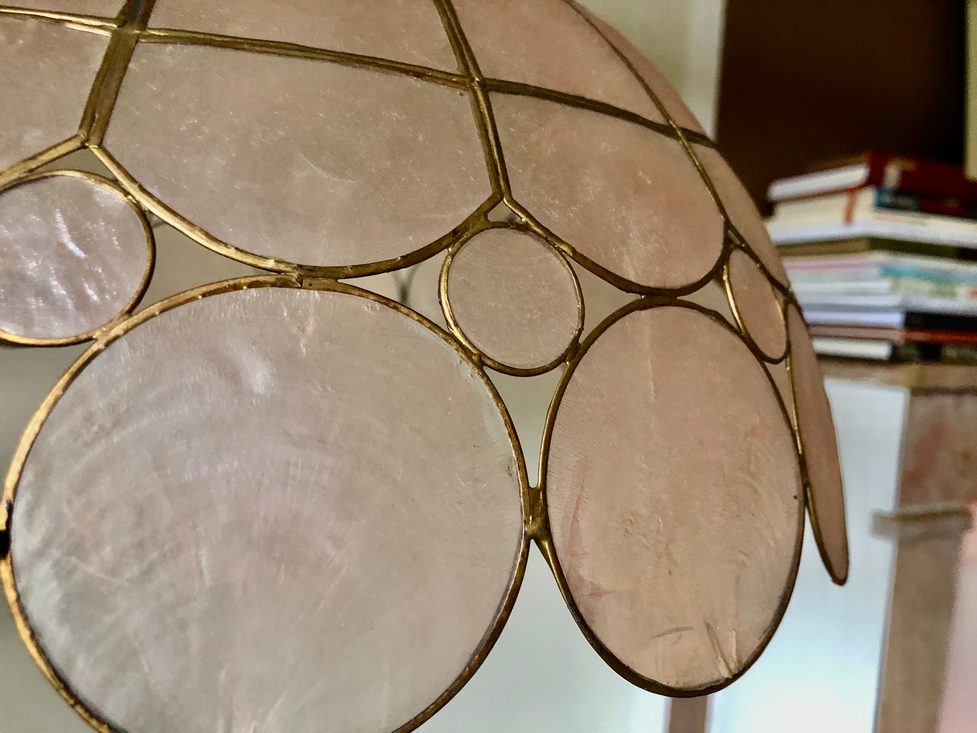 Suspension in pink mother-of-pearl and brass