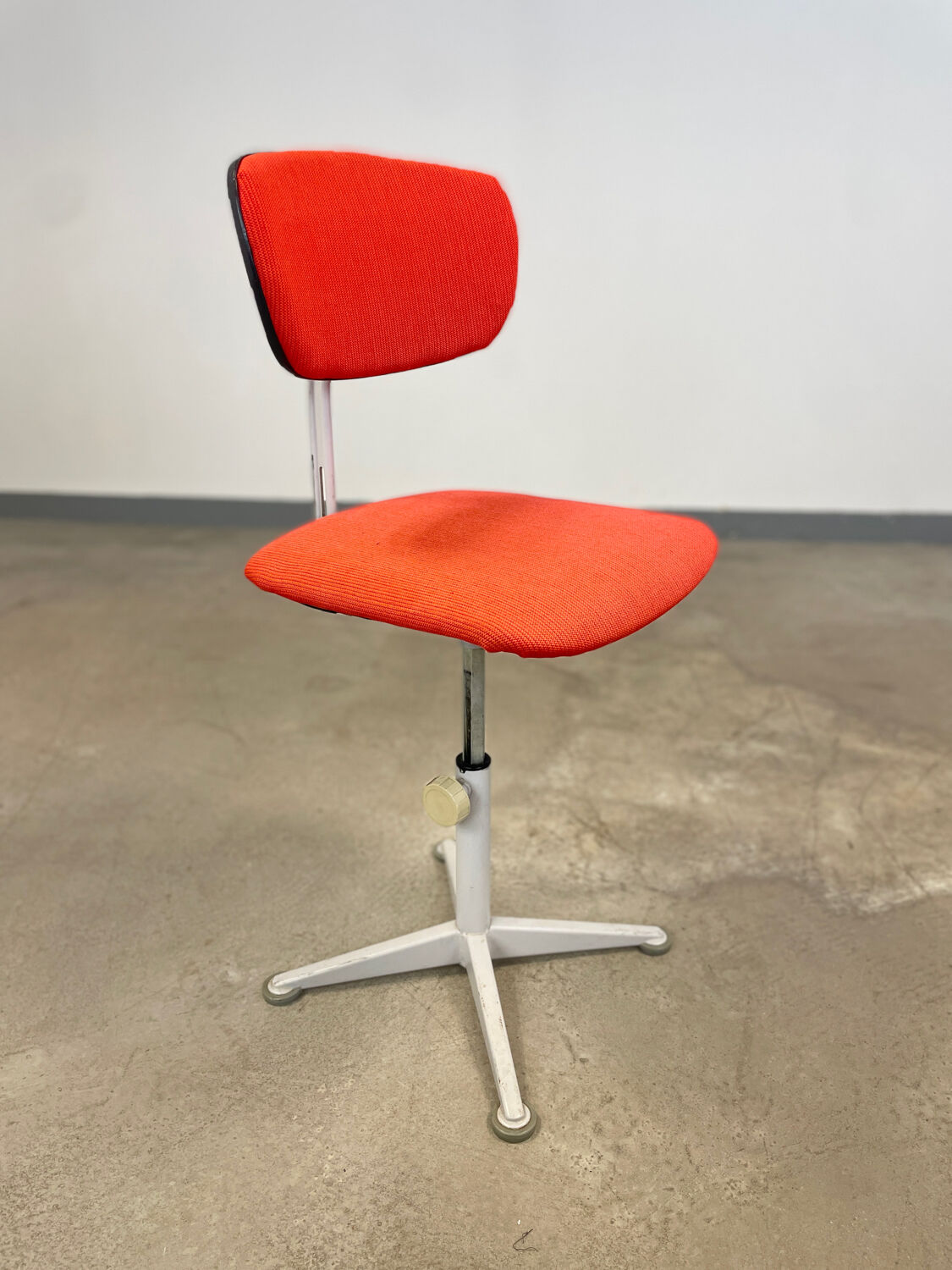 Adjustable desk chair