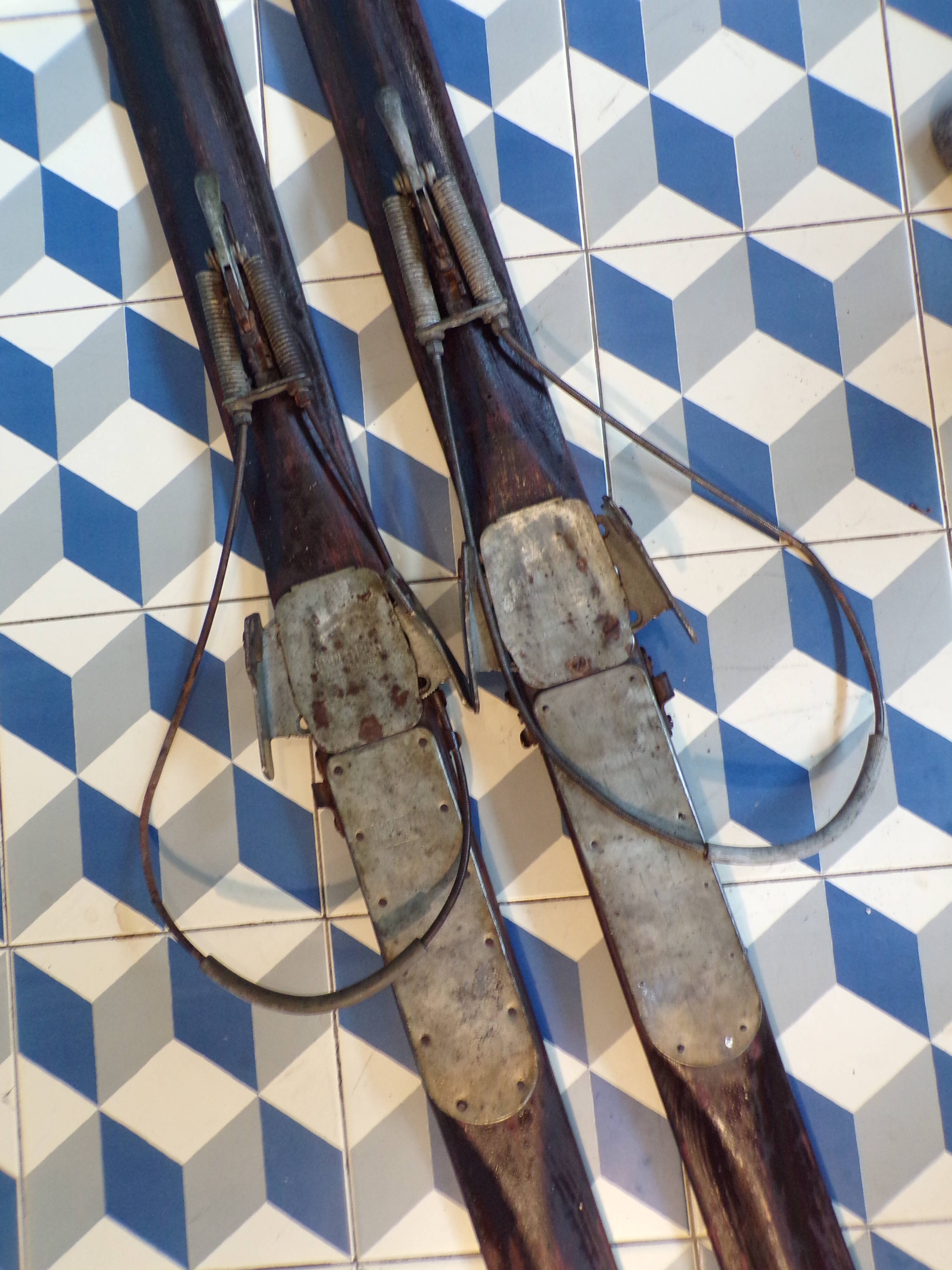 Paire de skis anciens en bois L=200cm