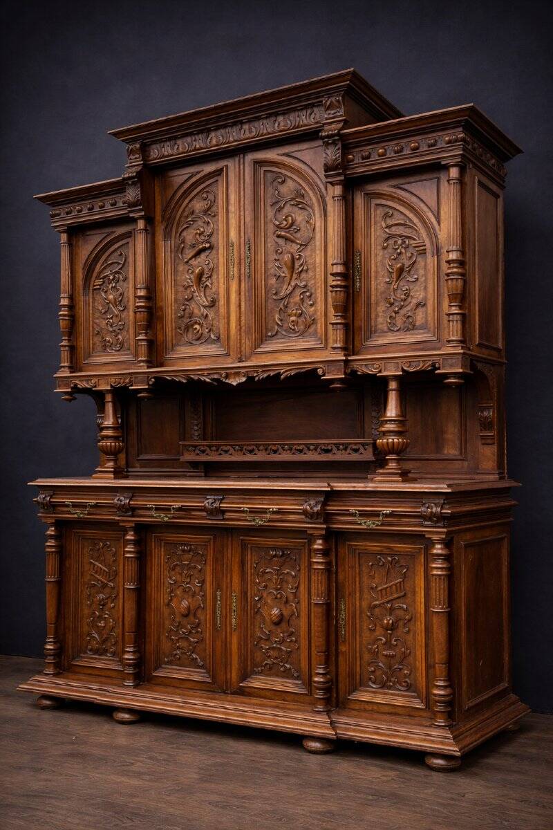 Very important Renaissance buffet with eight doors in solid walnut.