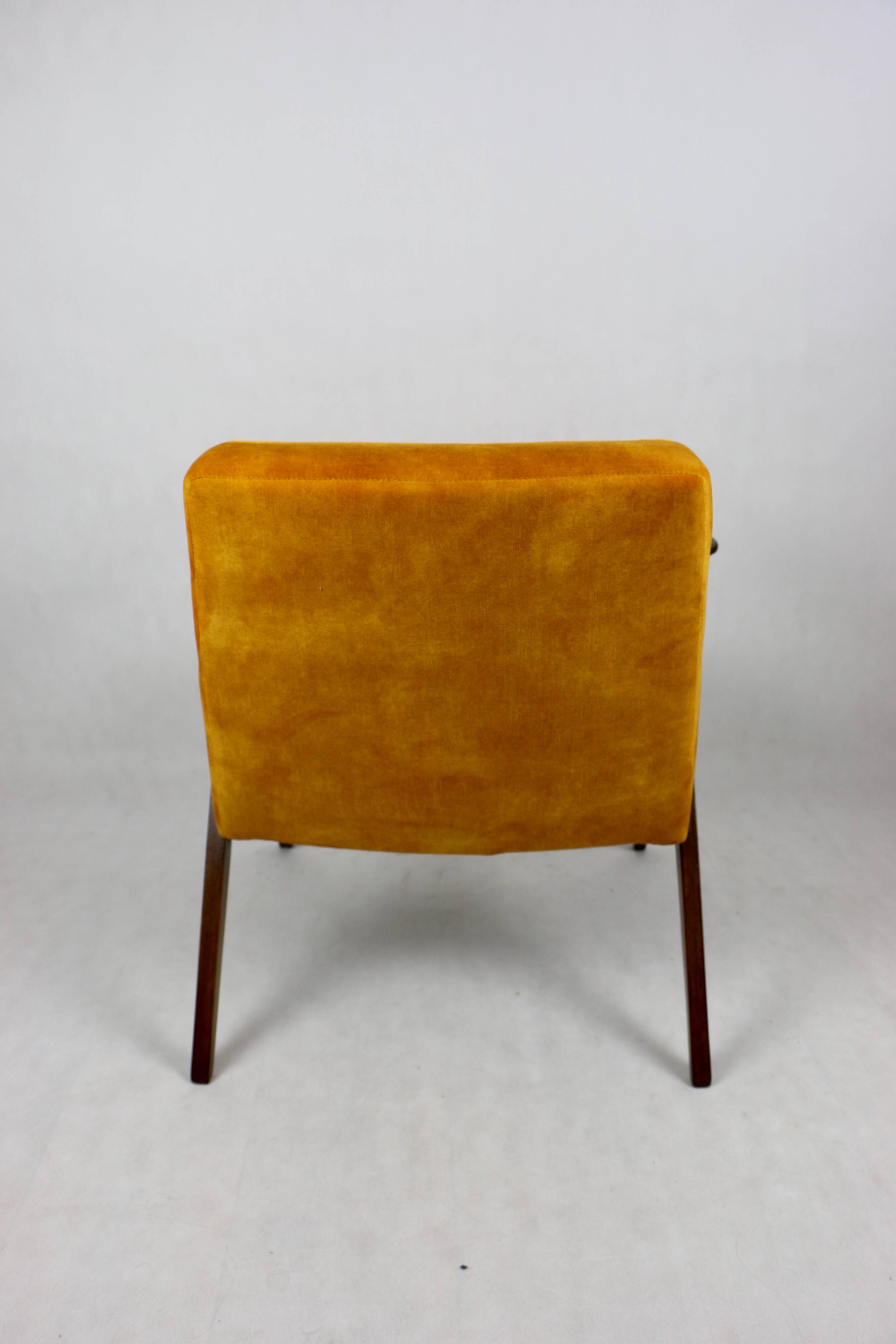 Fauteuil caméléon en or jaune attribué à jozef chierowski, 1970