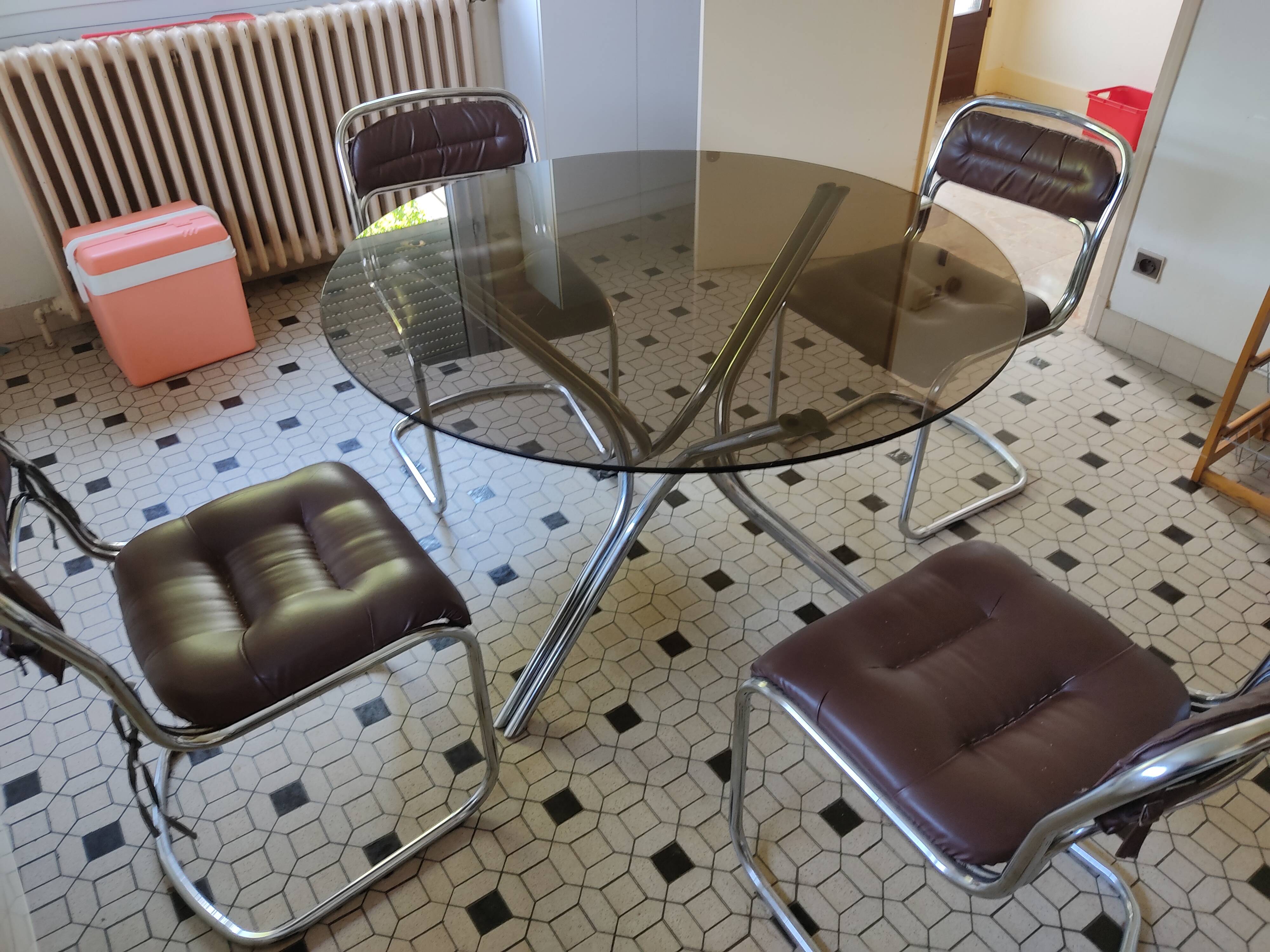 Round kitchen table with smoked glass top and 4 chairs from the 1970s.